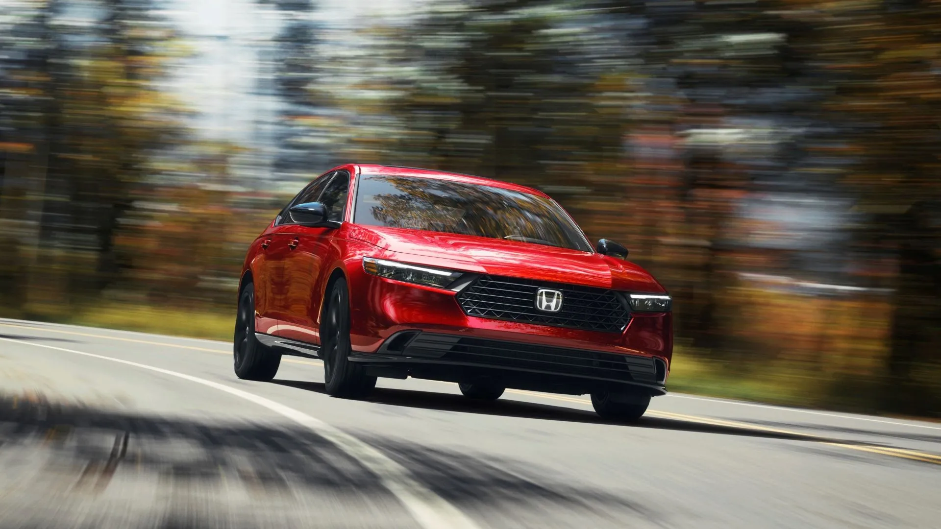 Honda Accord Hybrid Sport 2024 màu trắng bạc, góc 3/4 phía trước đang di chuyển, nổi bật với thiết kế thể thao và nội thất rộng rãi.