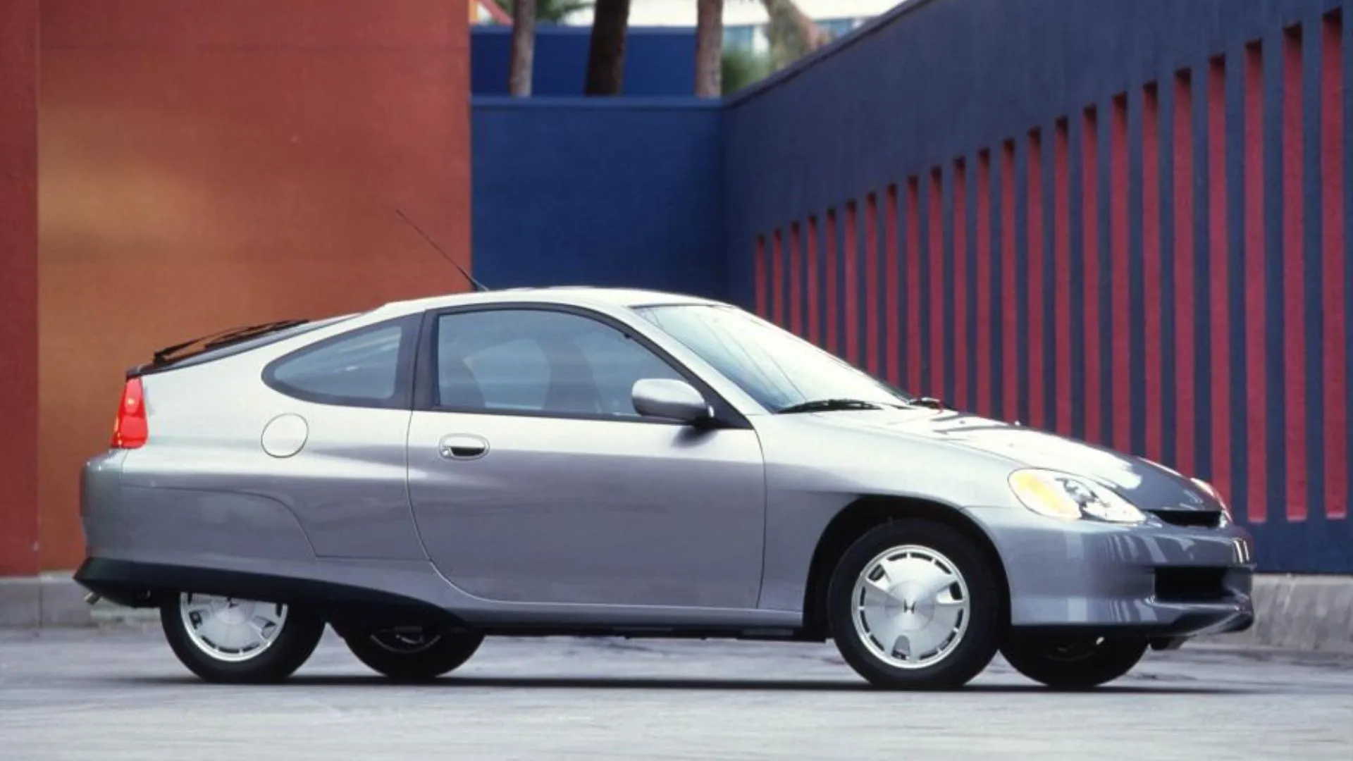 Honda Insight đời 2000 màu bạc, chiếc xe hybrid sản xuất hàng loạt đầu tiên tại Mỹ.