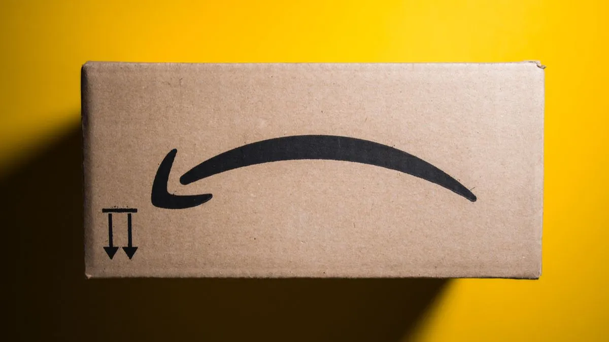 Hộp Amazon Prime Day với biểu cảm buồn, tượng trưng cho những giao dịch không như ý hoặc giảm giá &quot;ảo&quot;.