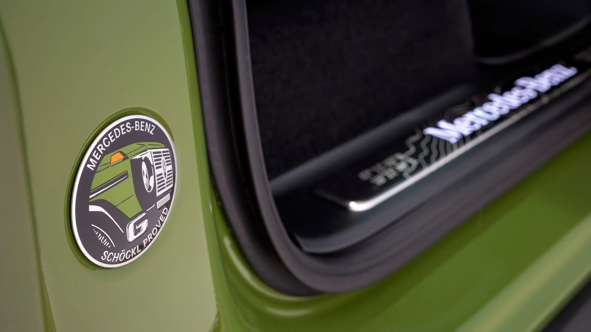Huy hiệu &quot;Schöckl Proved&quot; thiết kế cổ điển trên khung cửa của Mercedes-Benz G-Class Edition Stronger Than The 1980s