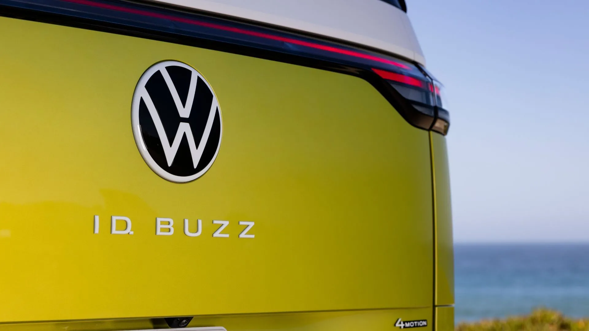 Huy hiệu Volkswagen ID. Buzz trên cửa sau, minh chứng cho sự kết hợp giữa thiết kế cổ điển và công nghệ hiện đại nhưng vẫn gặp lỗi