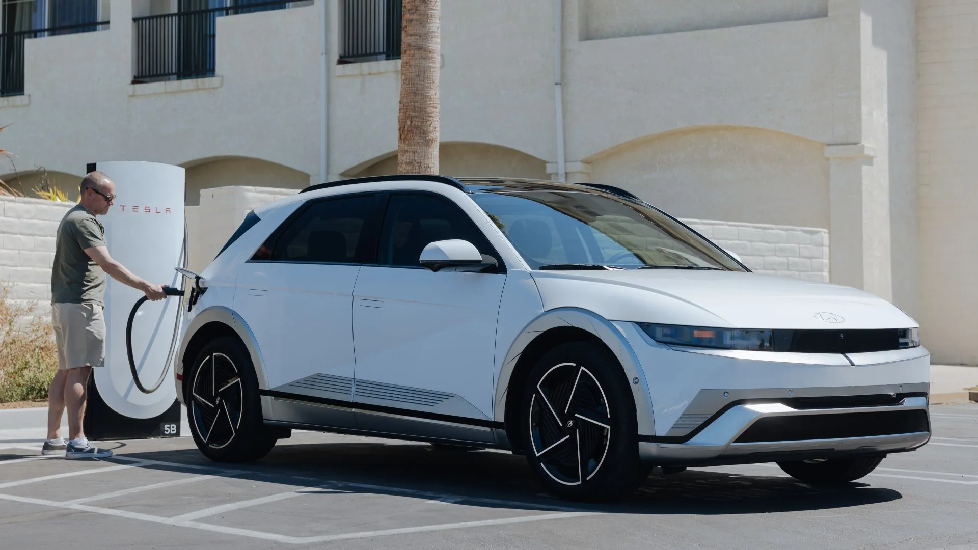 Hyundai Ioniq 5 2025 màu xám đang sạc tại trạm Tesla Supercharger, nổi bật với thiết kế retro-futuristic và khả năng sạc nhanh.