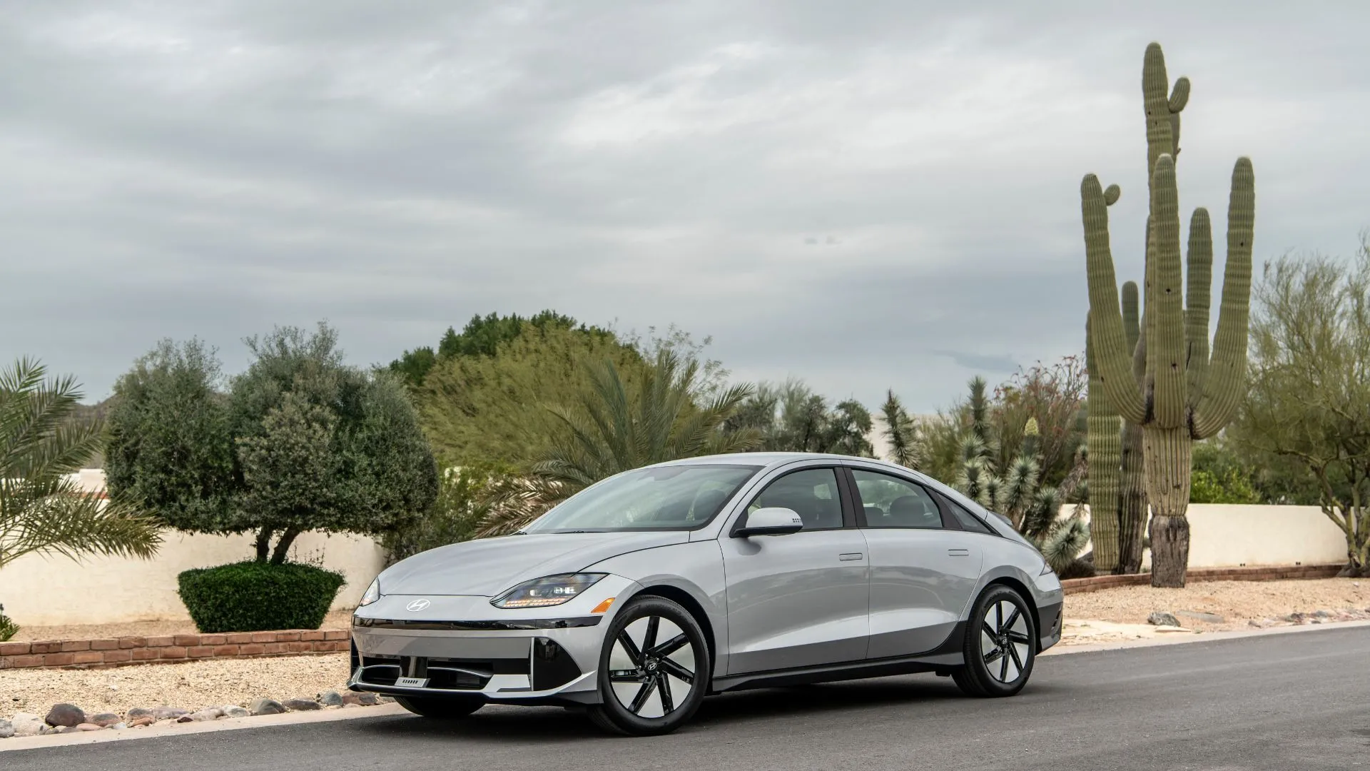 Hyundai Ioniq 6 SE 2025 màu bạc tại sa mạc, minh chứng cho chi phí bảo dưỡng thấp của xe điện.