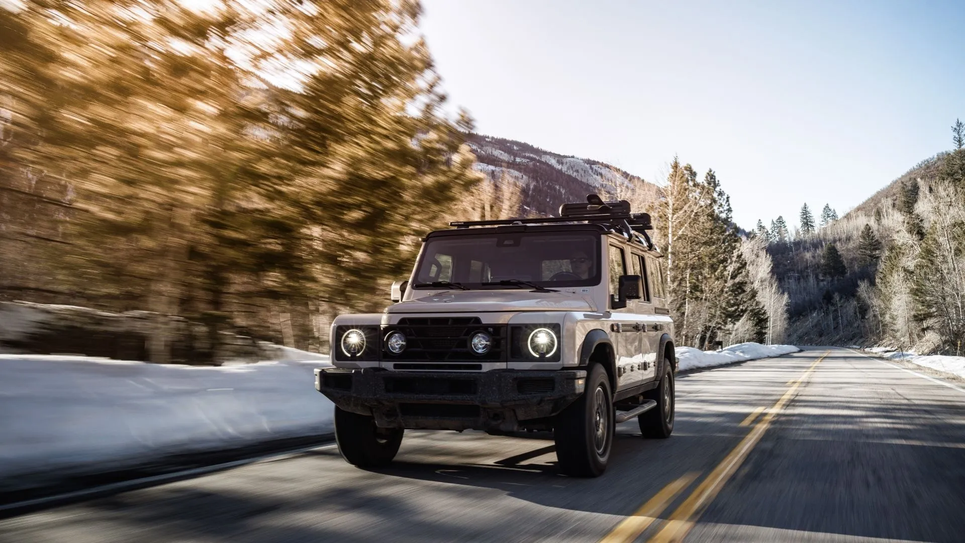 Ineos Grenadier 2025 màu xanh lá đậm với thiết kế SUV địa hình cổ điển, mang đậm phong cách Defender.