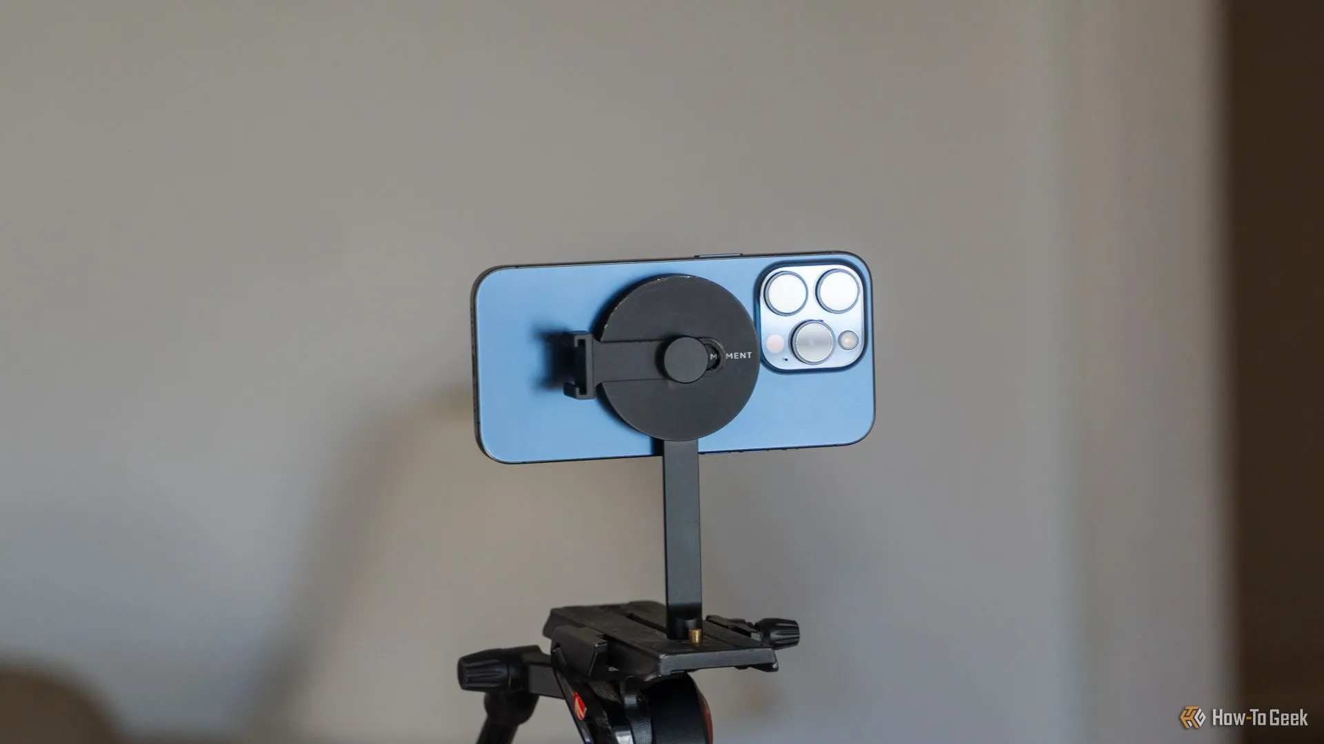 iPhone 15 Pro gắn ngang trên giá đỡ tripod MagSafe, tiện lợi cho việc chụp ảnh gia đình