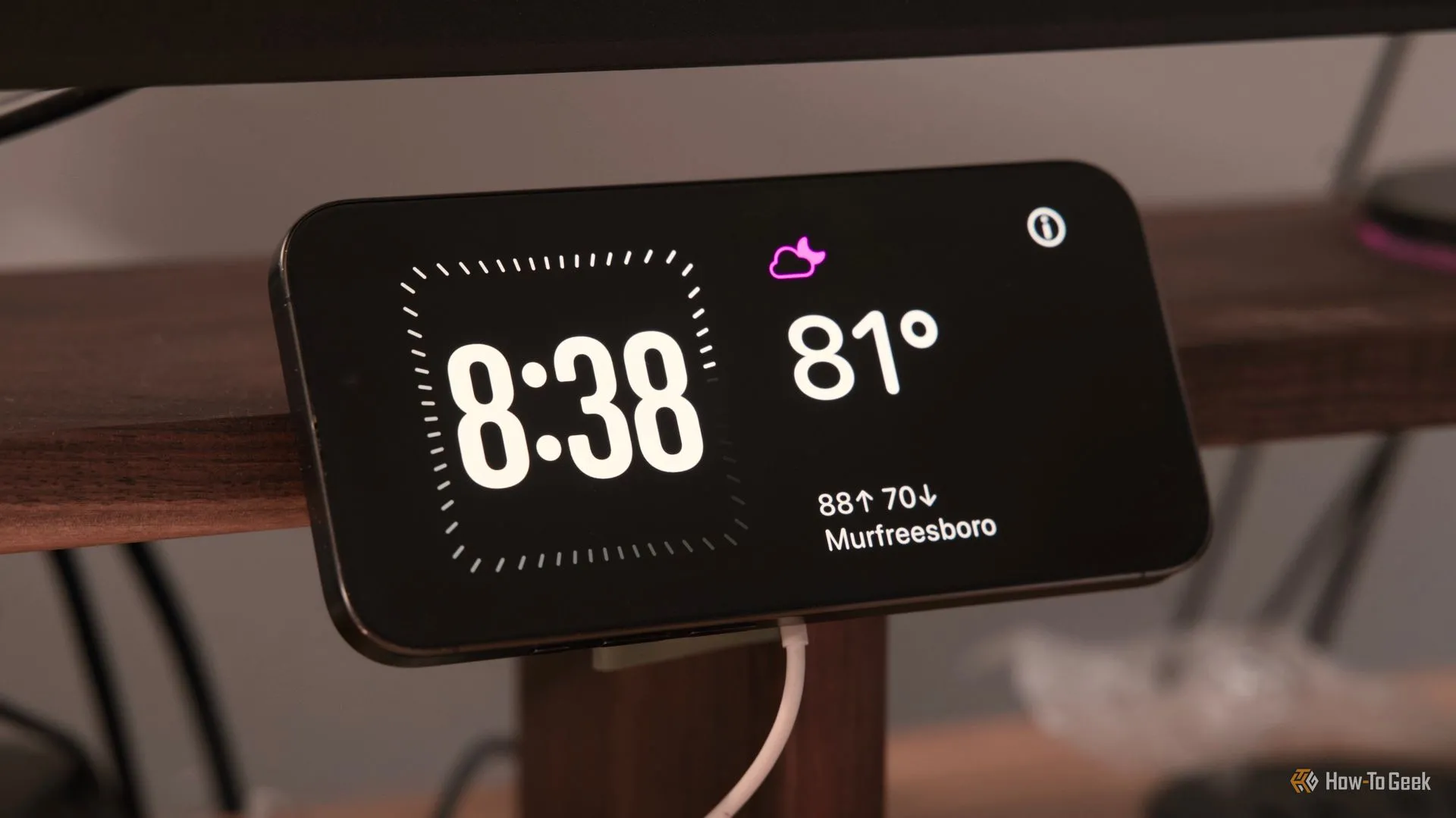 iPhone 15 Pro hiển thị chế độ StandBy với widget đồng hồ và thời tiết trên giá đỡ MagSafe 3D in