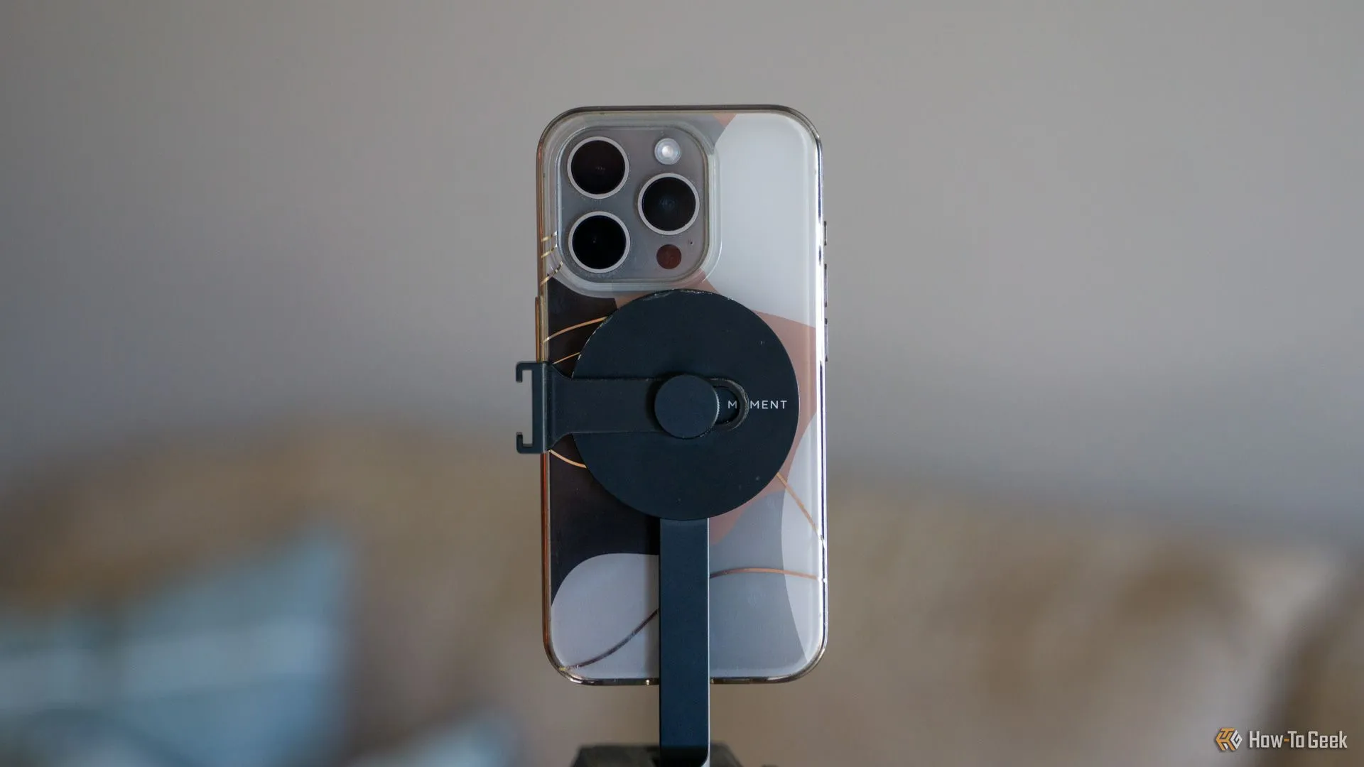 iPhone có ốp lưng MagSafe được gắn chắc chắn vào giá đỡ tripod MagSafe, thể hiện khả năng tương thích
