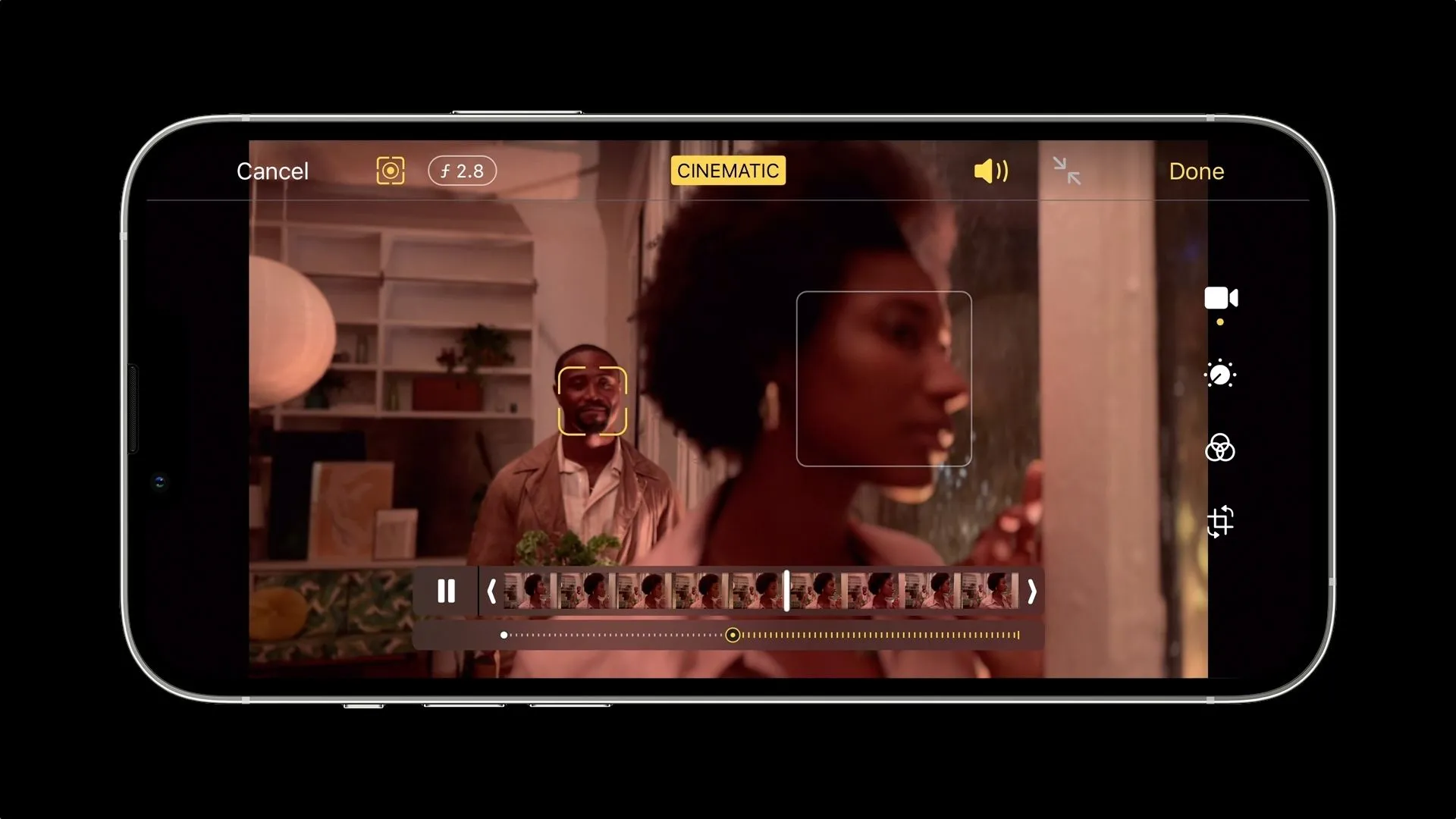 iPhone đang quay video ở chế độ ngang, minh họa tính năng Cinematic Mode với khả năng tự động lấy nét và làm mờ hậu cảnh.