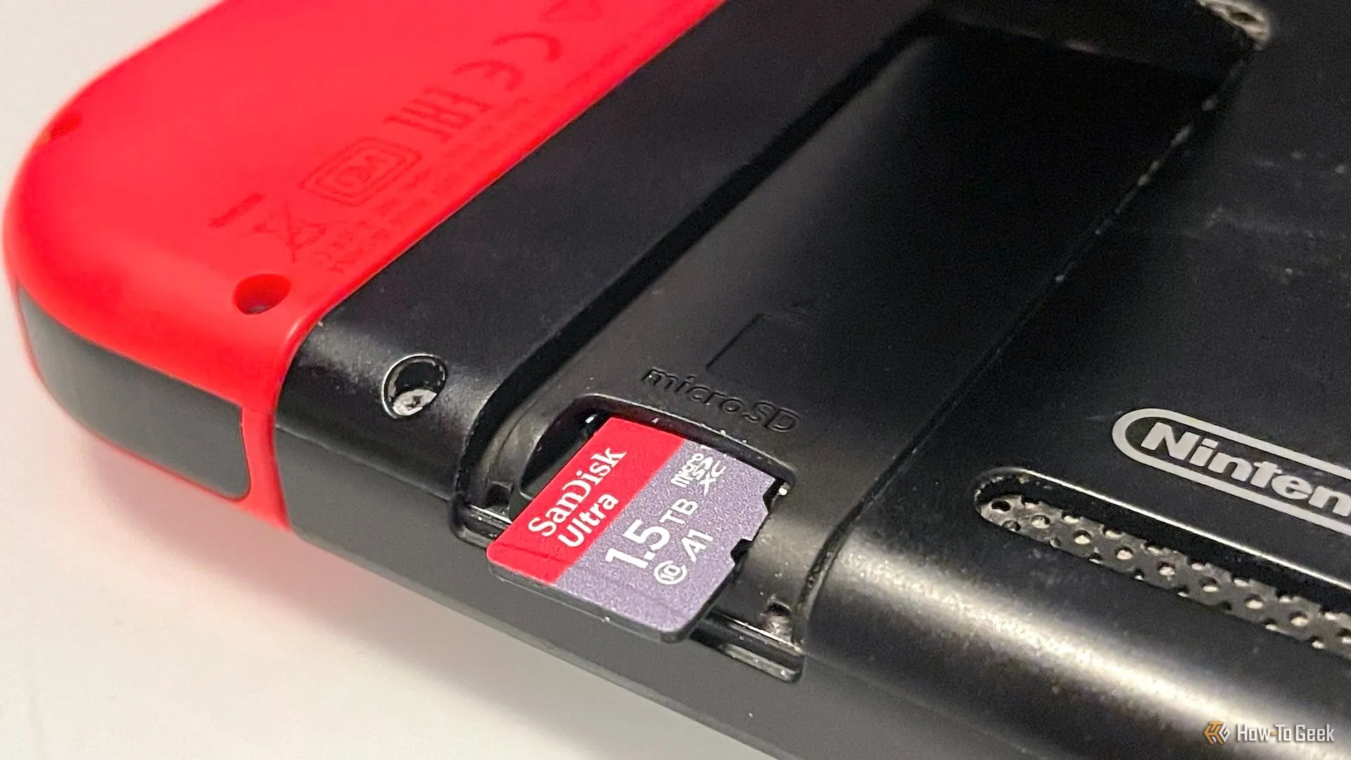 Khe cắm thẻ nhớ microSD Express trên Nintendo Switch 2, cho phép mở rộng dung lượng lưu trữ lên đến 2TB.