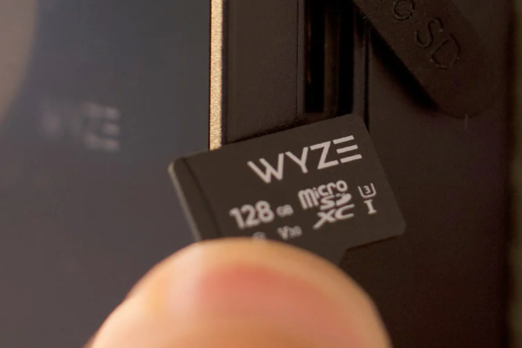 Khe cắm thẻ nhớ microSD trên chuông cửa video Wyze, cho phép lưu trữ cục bộ 24/7.