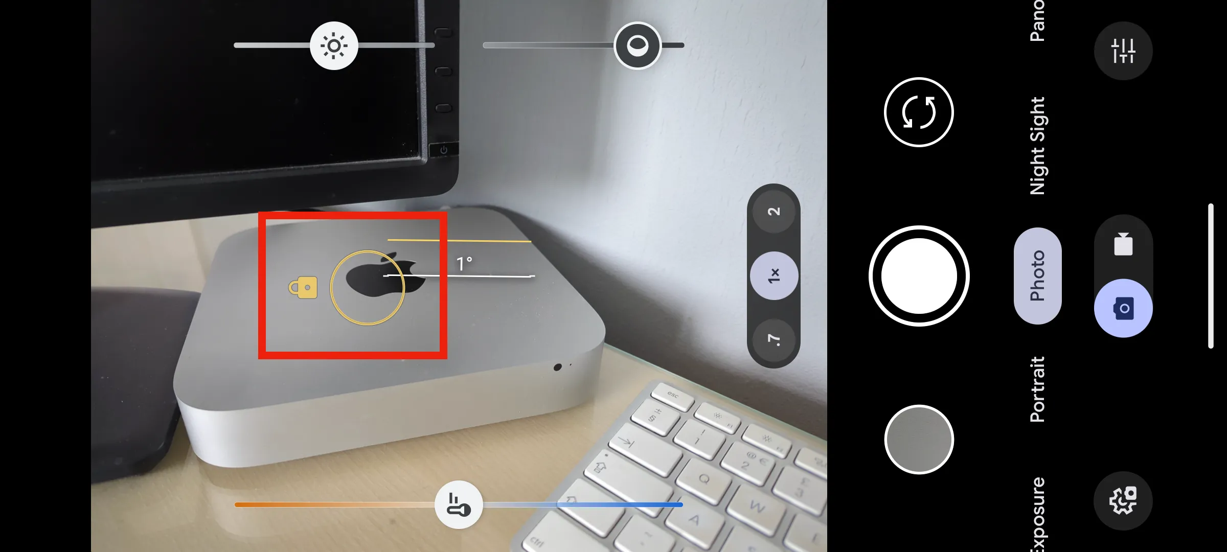 Khóa lấy nét (Focus Lock) vào một đối tượng cụ thể trong ứng dụng Pixel Camera.