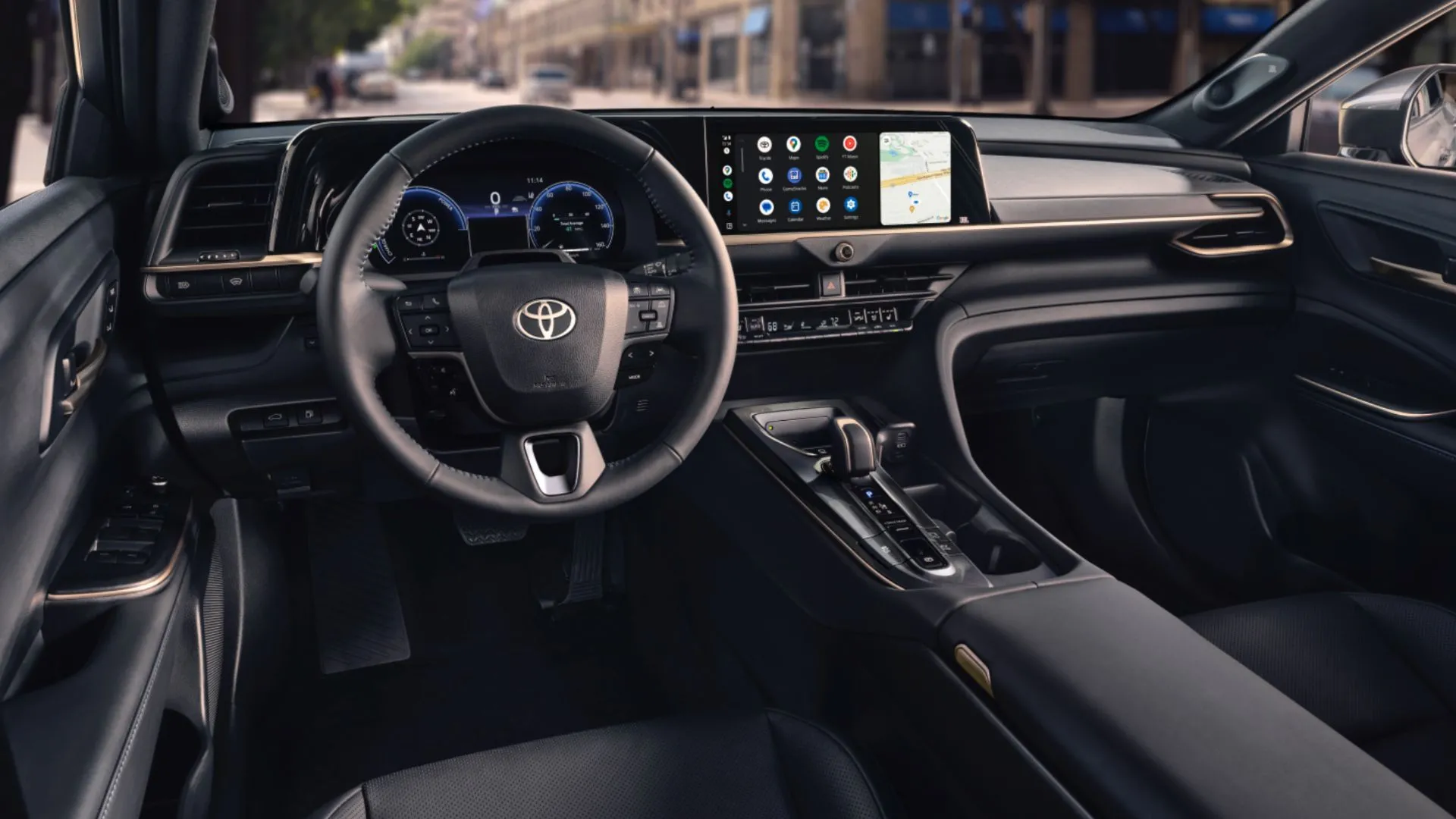 Khoang cabin sang trọng của Toyota Crown 2026, với ghế da và màn hình lớn.