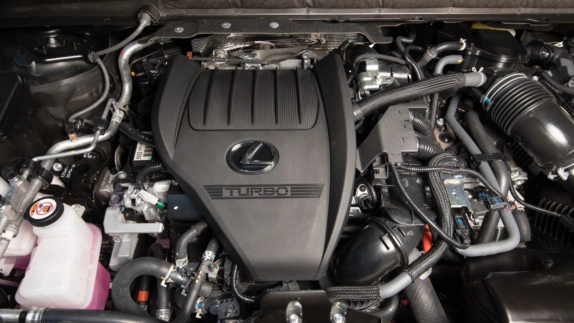 Khoang động cơ của Lexus RX 500h 2025, minh họa vị trí của hệ thống dừng/khởi động động cơ tự động.