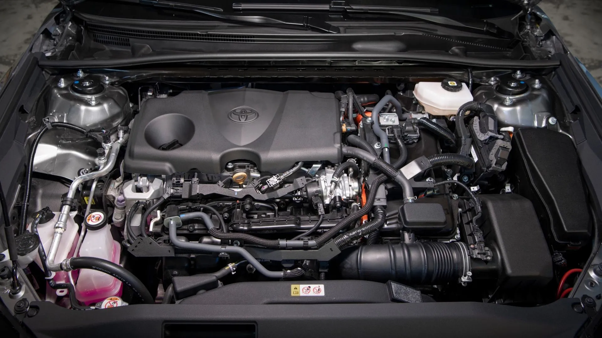 Khoang động cơ hybrid mạnh mẽ và hiệu quả của Toyota Camry 2025, công nghệ tiên tiến cho hiệu suất tối ưu.