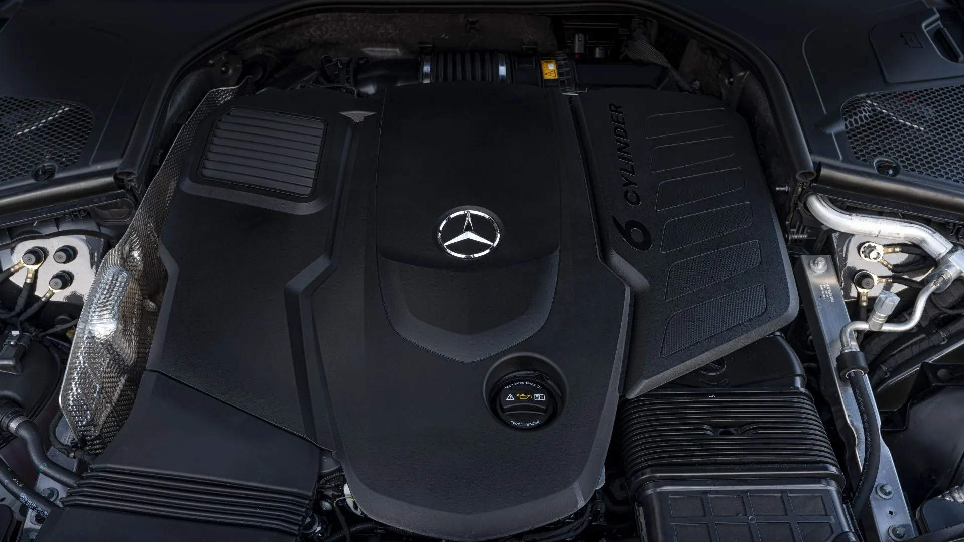 Khoang động cơ mạnh mẽ của Mercedes-Benz S-Class 2025, minh chứng cho hiệu suất vận hành vượt trội và công nghệ hybrid tiên tiến