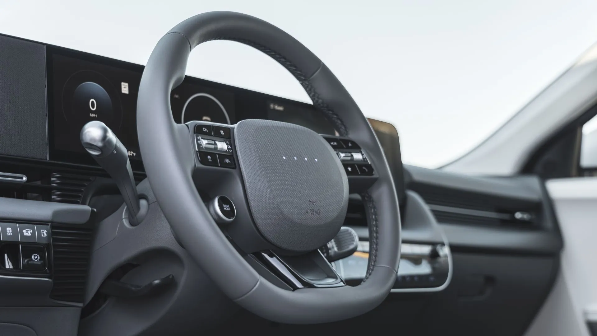 Khoang lái hiện đại của Hyundai Ioniq 5 2025 với vô lăng và màn hình kỹ thuật số.