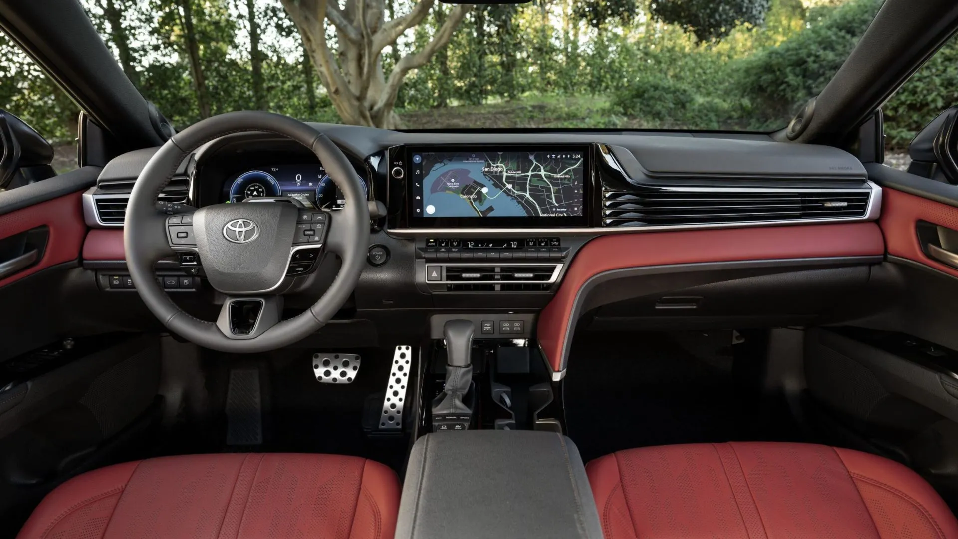 Khoang lái Toyota Camry XSE AWD 2025 với nội thất da đỏ và màn hình lớn.