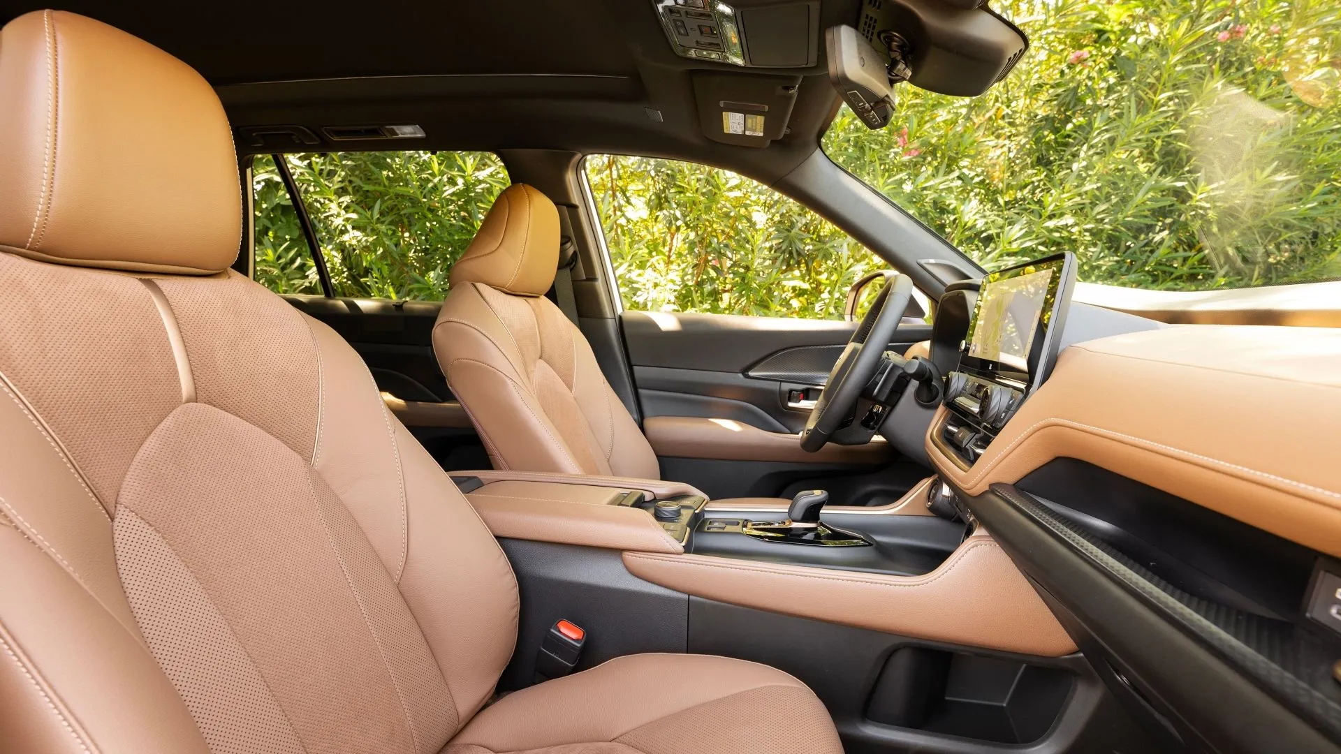Khoang nội thất hàng ghế trước sang trọng với vật liệu cao cấp trên Toyota Grand Highlander Platinum 2025, thể hiện sự tinh tế và tiện nghi đẳng cấp