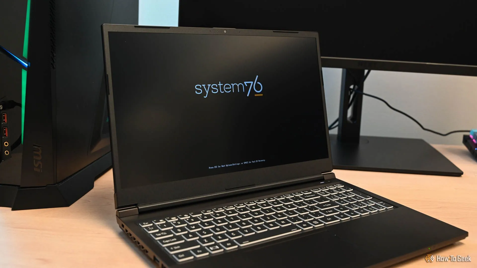 Khởi động laptop System76 Gazelle, hiển thị logo System76.