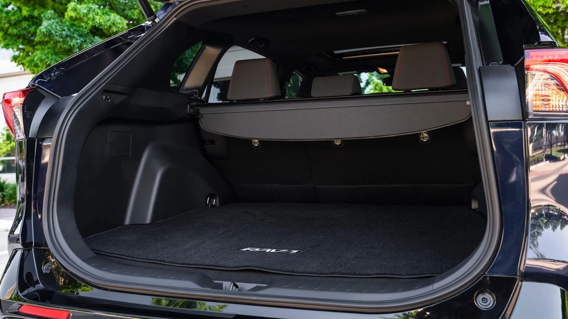 Không gian khoang hành lý rộng rãi và tiện lợi của Toyota RAV4 Plug-in Hybrid 2025.