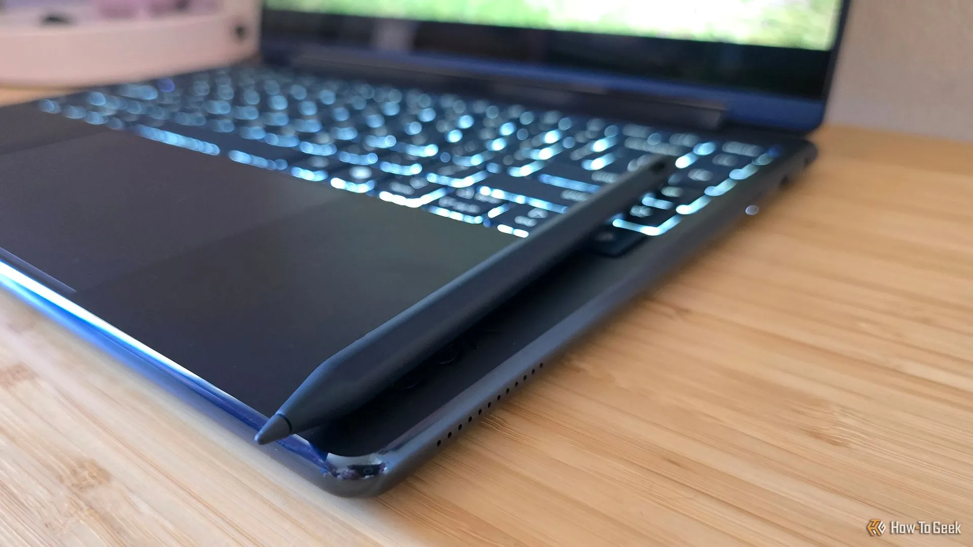 Laptop Lenovo Yoga 9i 2-in-1 Gen 10 Aura Edition cùng với bút Yoga Pen đi kèm.