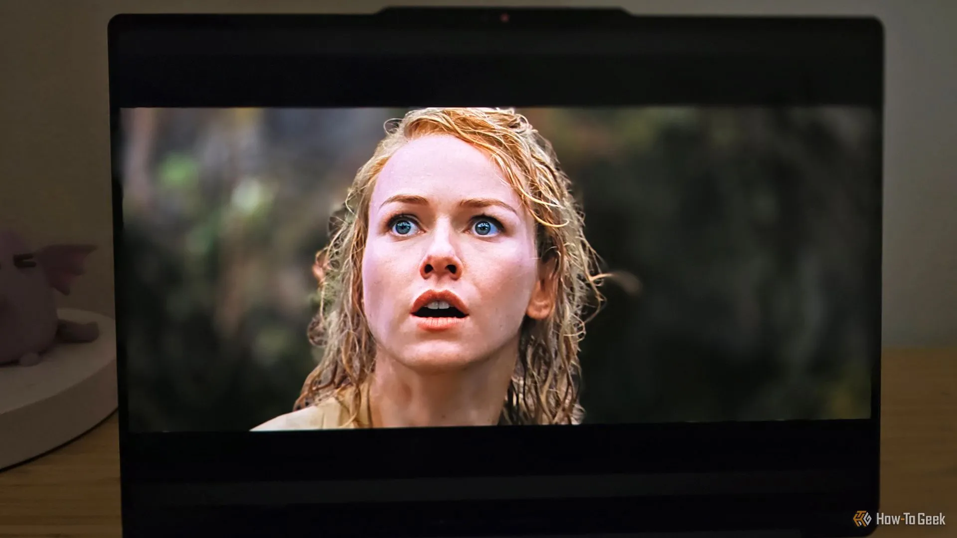 Laptop Lenovo Yoga 9i 2-in-1 Gen 10 Aura Edition đang chiếu bộ phim King Kong (2005) với Naomi Watts.