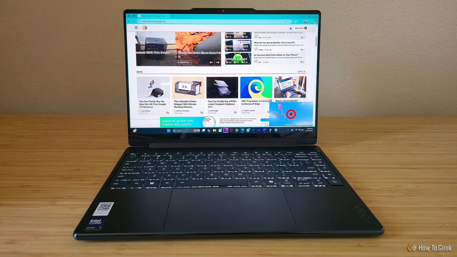 Laptop Lenovo Yoga 9i 2-in-1 Gen 10 Aura Edition mở trên bàn làm việc.