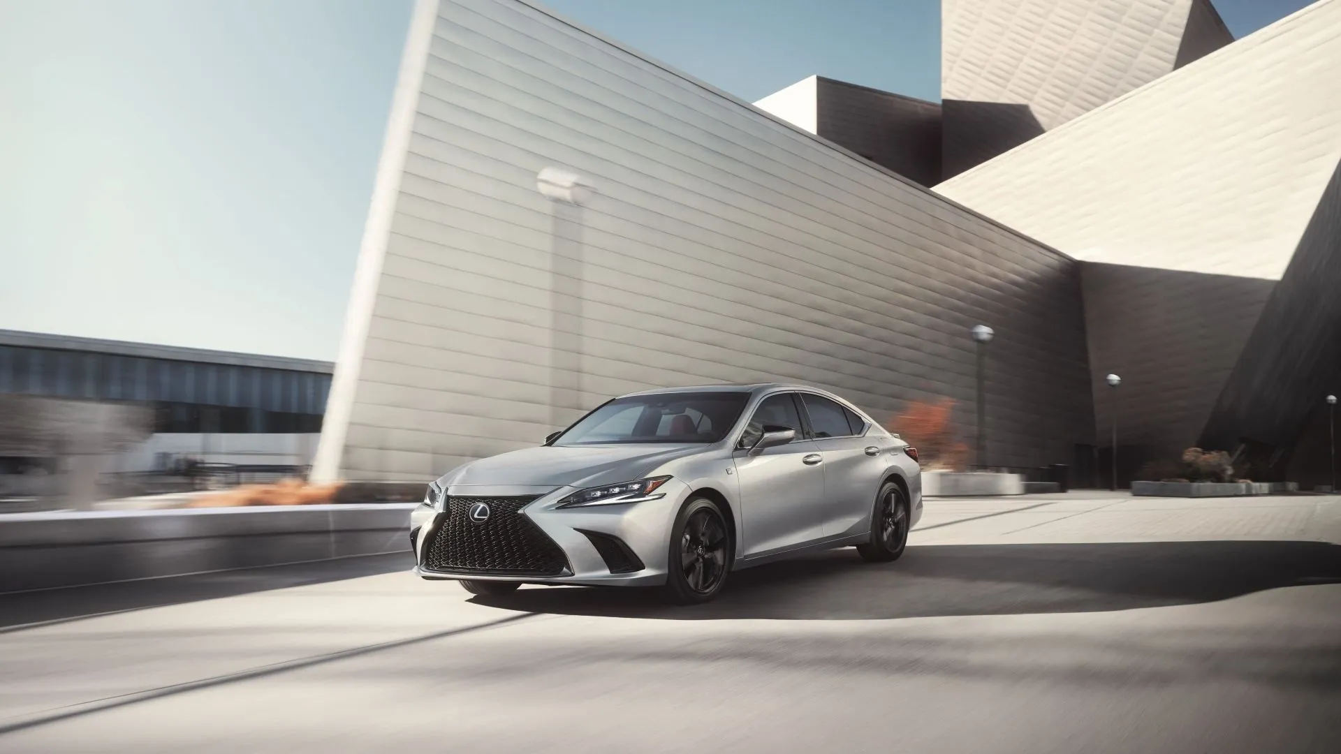 Lexus ES 300h 2025 màu trắng bạc đang chuyển động, thể hiện sự mượt mà và phong cách của dòng sedan hạng sang