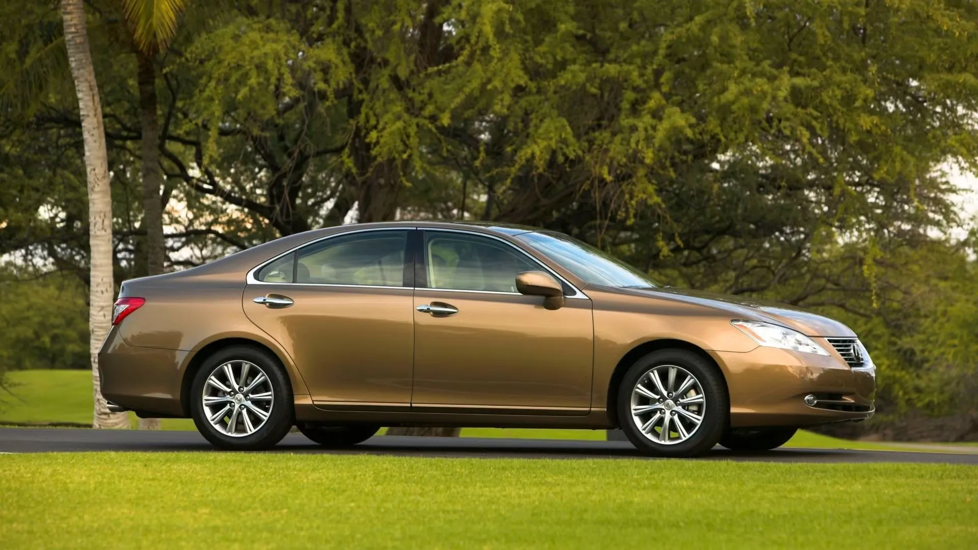 Lexus ES đời 2007 màu bạc được chụp từ góc thấp phía trước, cho thấy thiết kế thanh lịch và hiện đại.