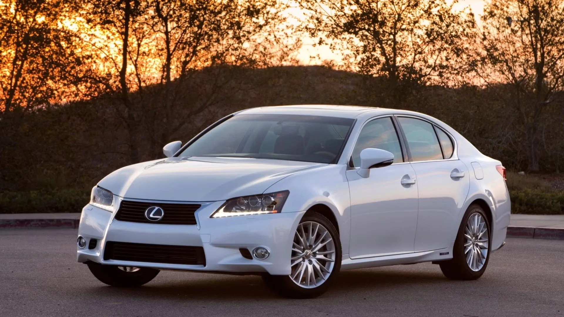 Lexus GS đời 2015 màu xám bạc với thiết kế thể thao và sang trọng, hướng đến đối tượng doanh nhân.