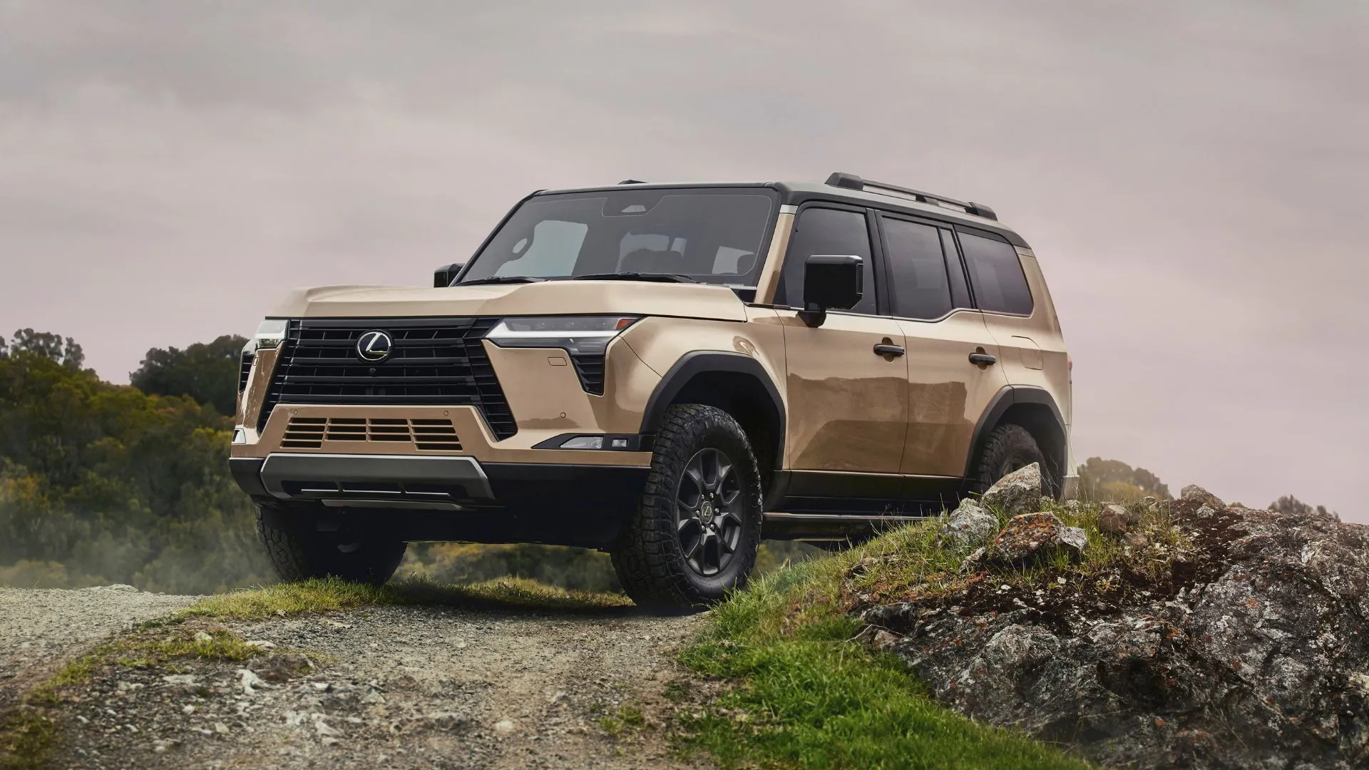 Lexus GX 2024 màu vàng đồng đang vượt địa hình