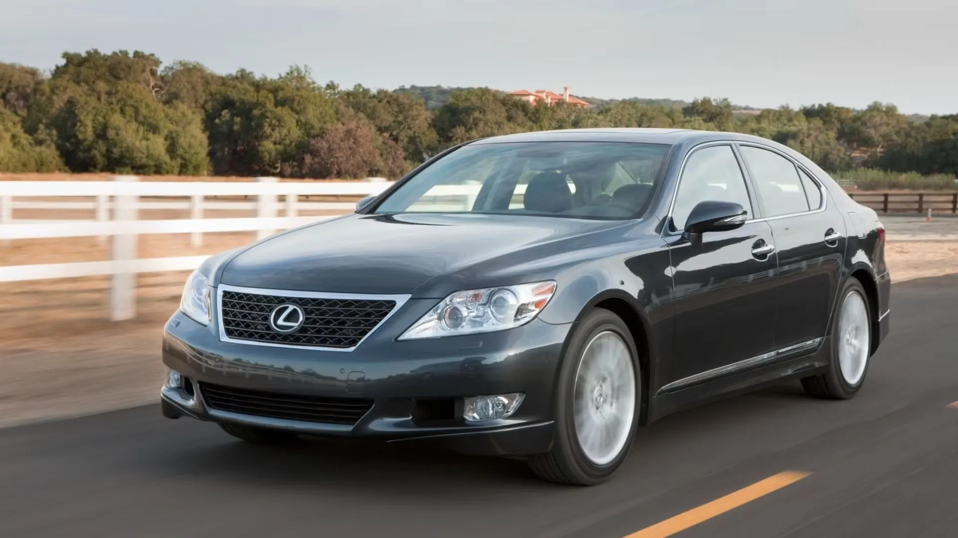 Lexus LS đời 2010 màu đen bóng loáng, thể hiện vẻ quyền uy và đẳng cấp của dòng sedan cỡ lớn.
