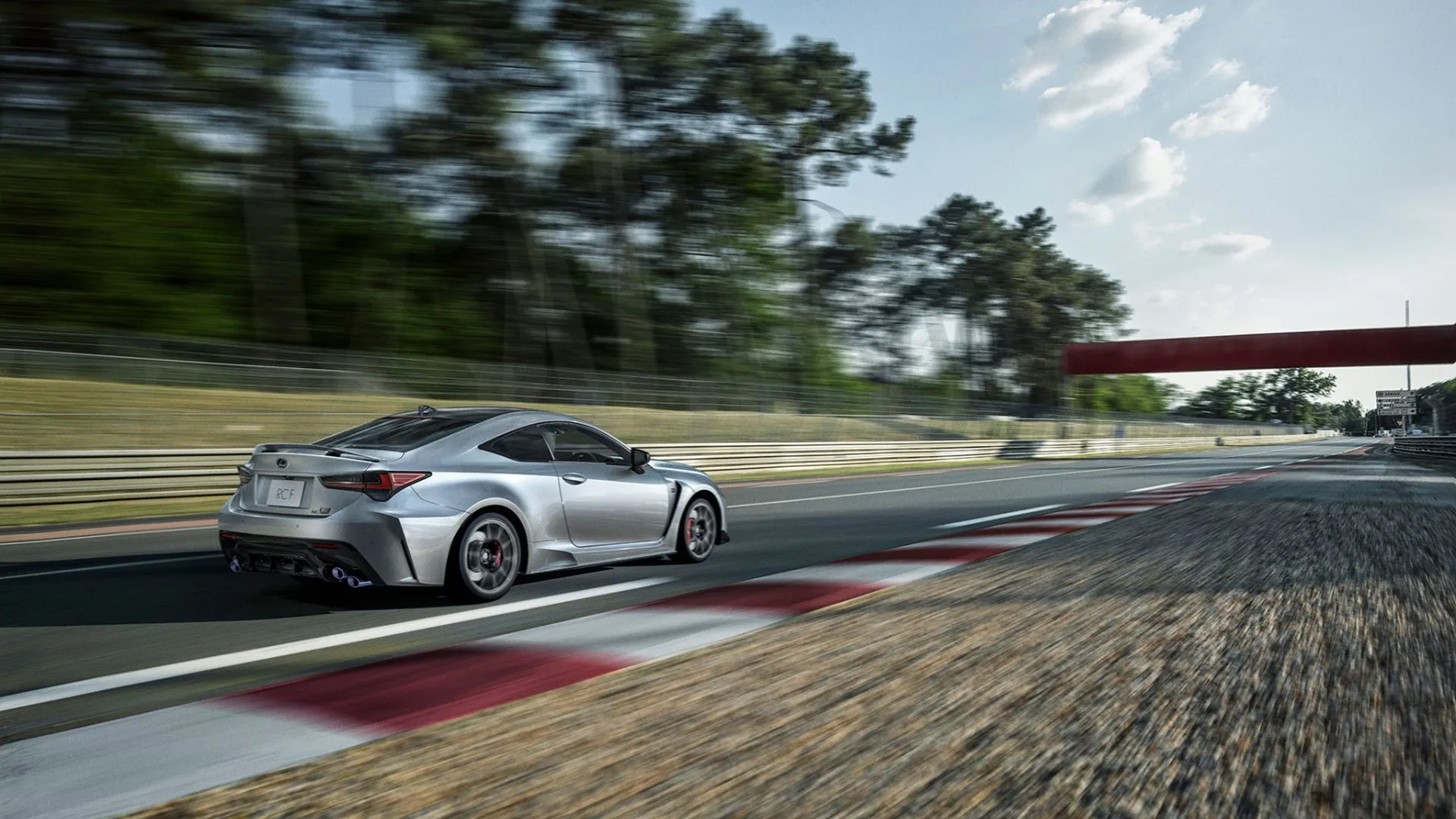 Lexus RC F Final Edition 2025 màu bạc đang trình diễn trên đường đua, biểu tượng của sức mạnh và phong cách từ Lexus.