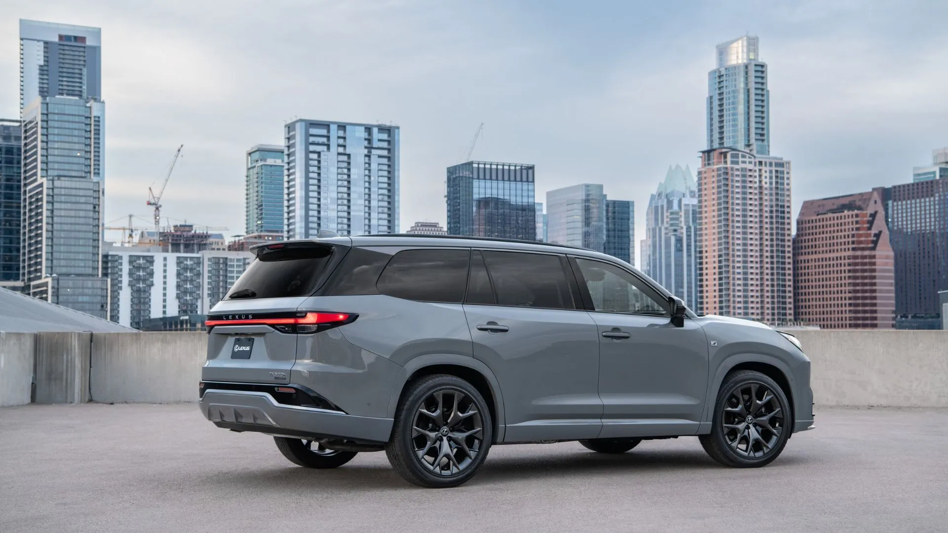 Lexus TX 500h FSPORT Luxury 2025 màu bạc đỗ trên sân thượng, kết hợp sự sang trọng và độ tin cậy.