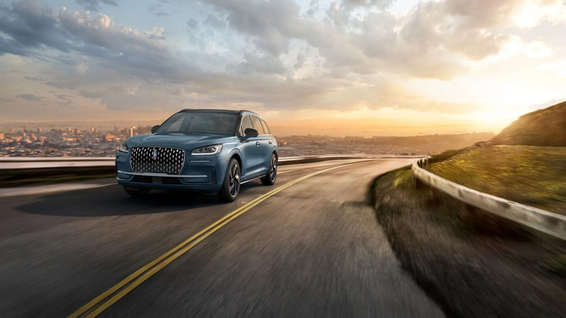 Lincoln Corsair Grand Touring 2025 màu xanh trên con đường uốn lượn