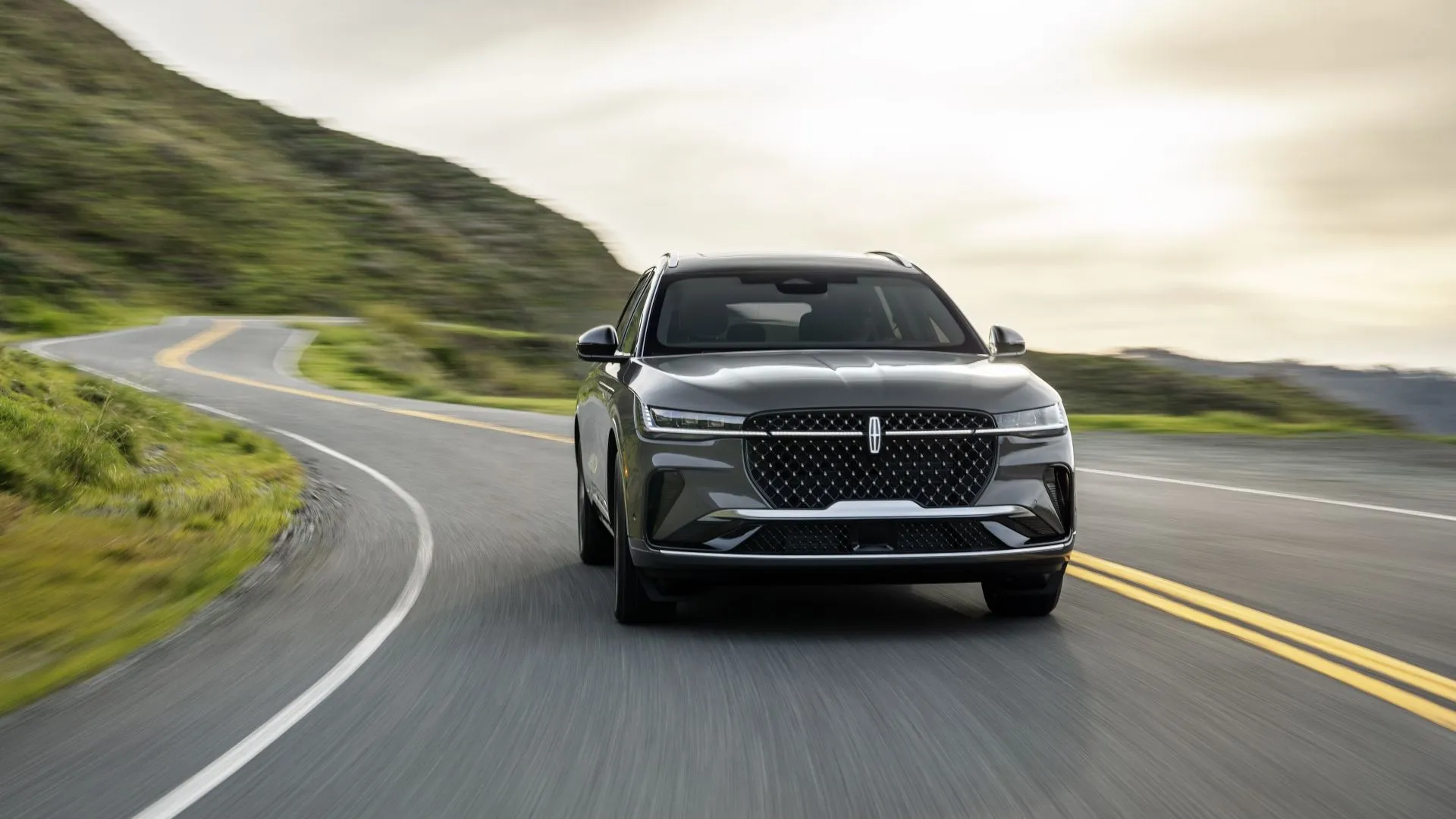 Lincoln Nautilus 2026 với thiết kế mạnh mẽ và hiện đại, thể hiện sự kết hợp giữa hiệu suất động cơ và phong cách SUV hạng sang của Mỹ.