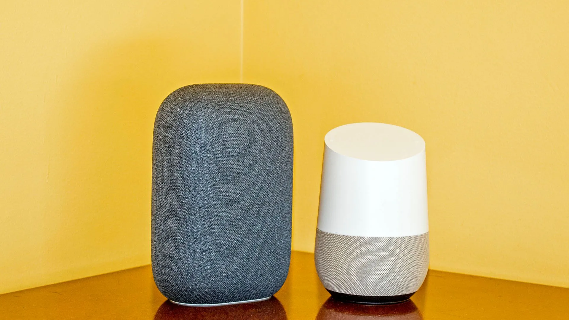 Loa Google Nest phát sáng màu tím, báo hiệu tích hợp trợ lý AI Gemini mới.