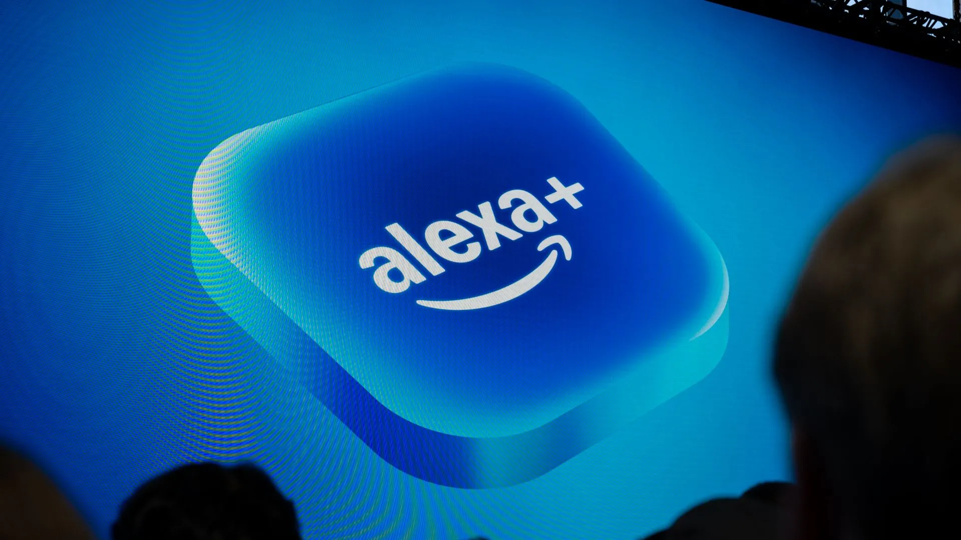 Loa thông minh Amazon Echo với đèn vòng màu xanh, biểu tượng của trợ lý ảo Alexa và các tính năng Alexa+.