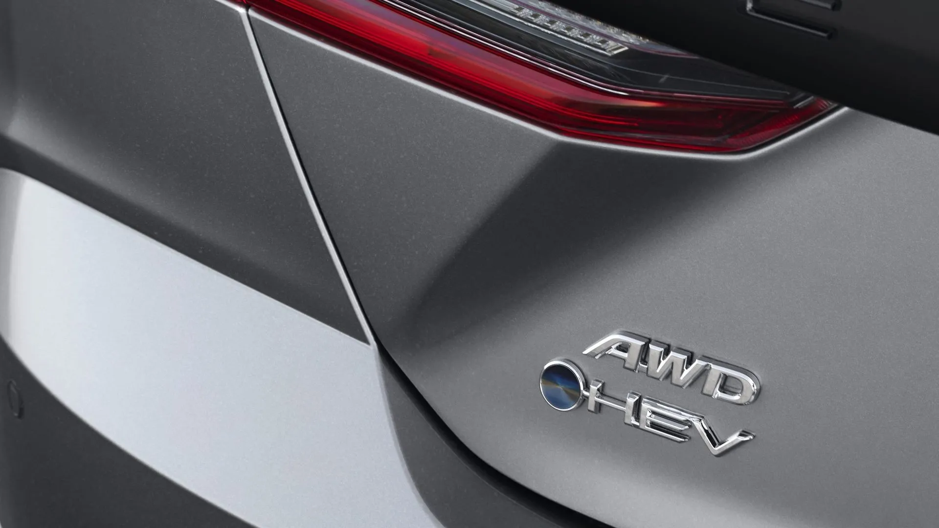 Logo Camry phía sau xe Toyota Camry 2025 XSE, biểu tượng cho sự kết hợp giữa hiệu suất và tiết kiệm nhiên liệu.