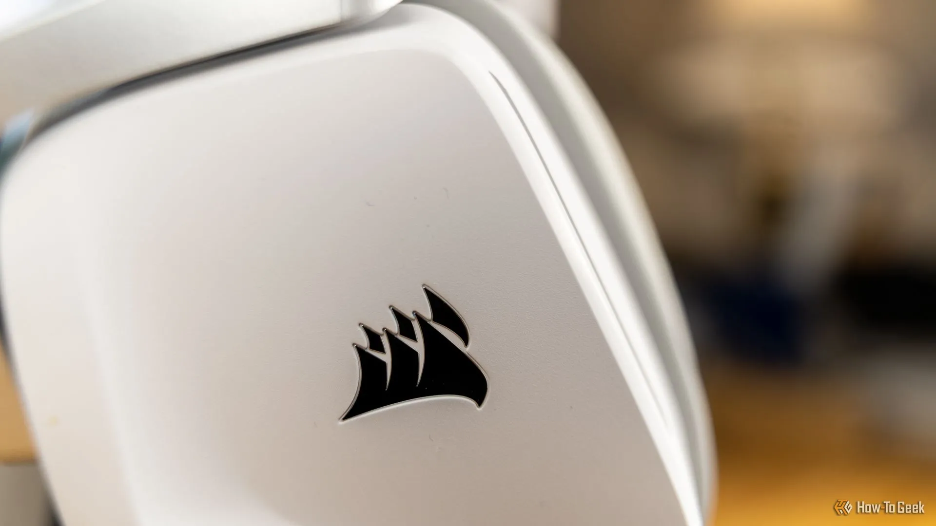 Logo CORSAIR nổi bật trên phần chụp tai màu trắng của Void Wireless V2, minh họa thời lượng pin