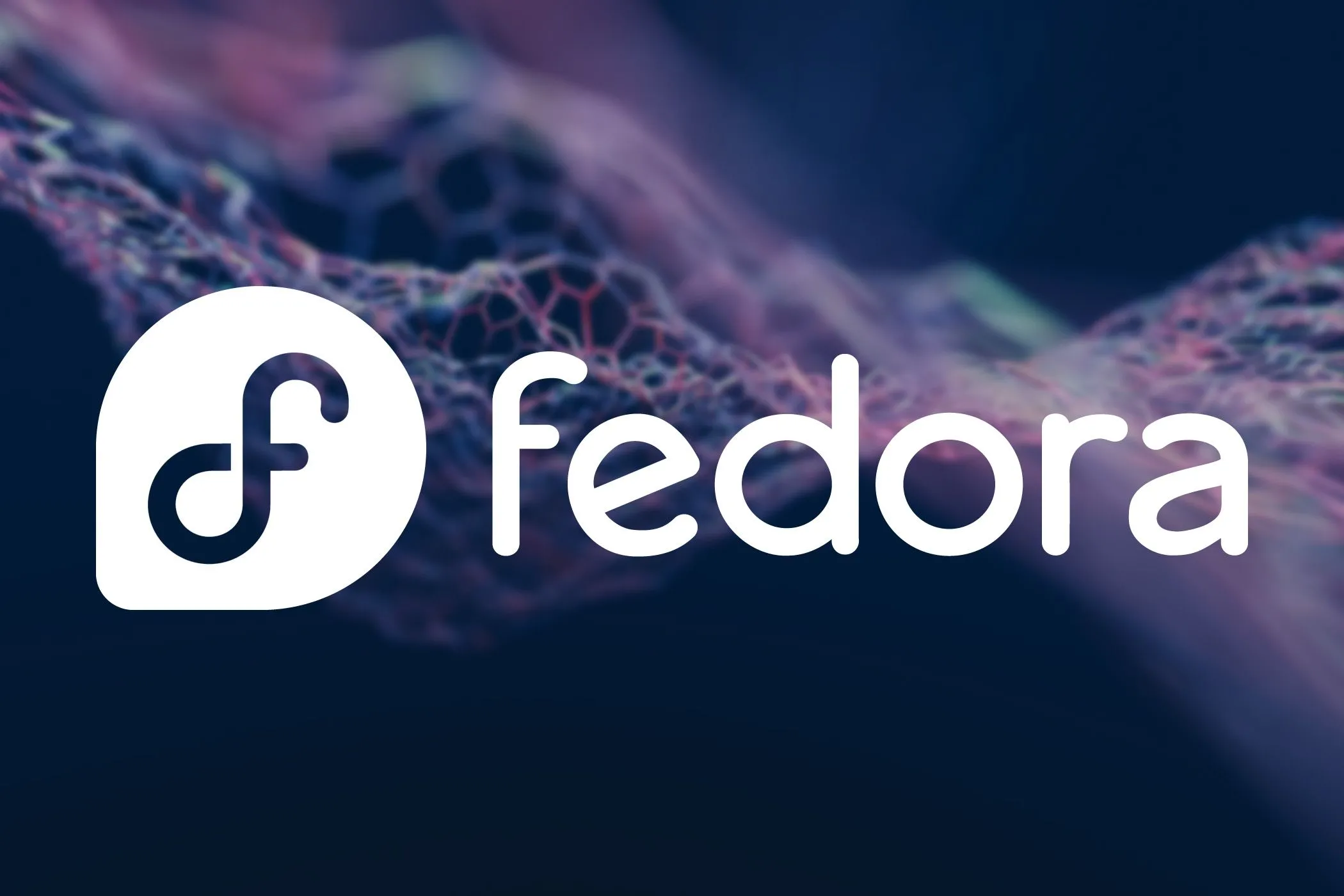 Logo Fedora Linux được chiếu sáng trên nền tối, đại diện cho bản phân phối hệ điều hành