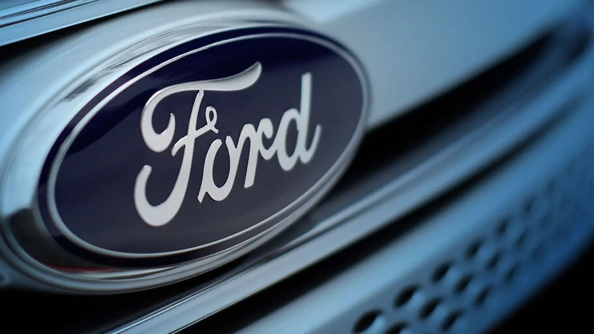 Logo Ford trên thân xe, biểu tượng của thương hiệu ô tô Mỹ