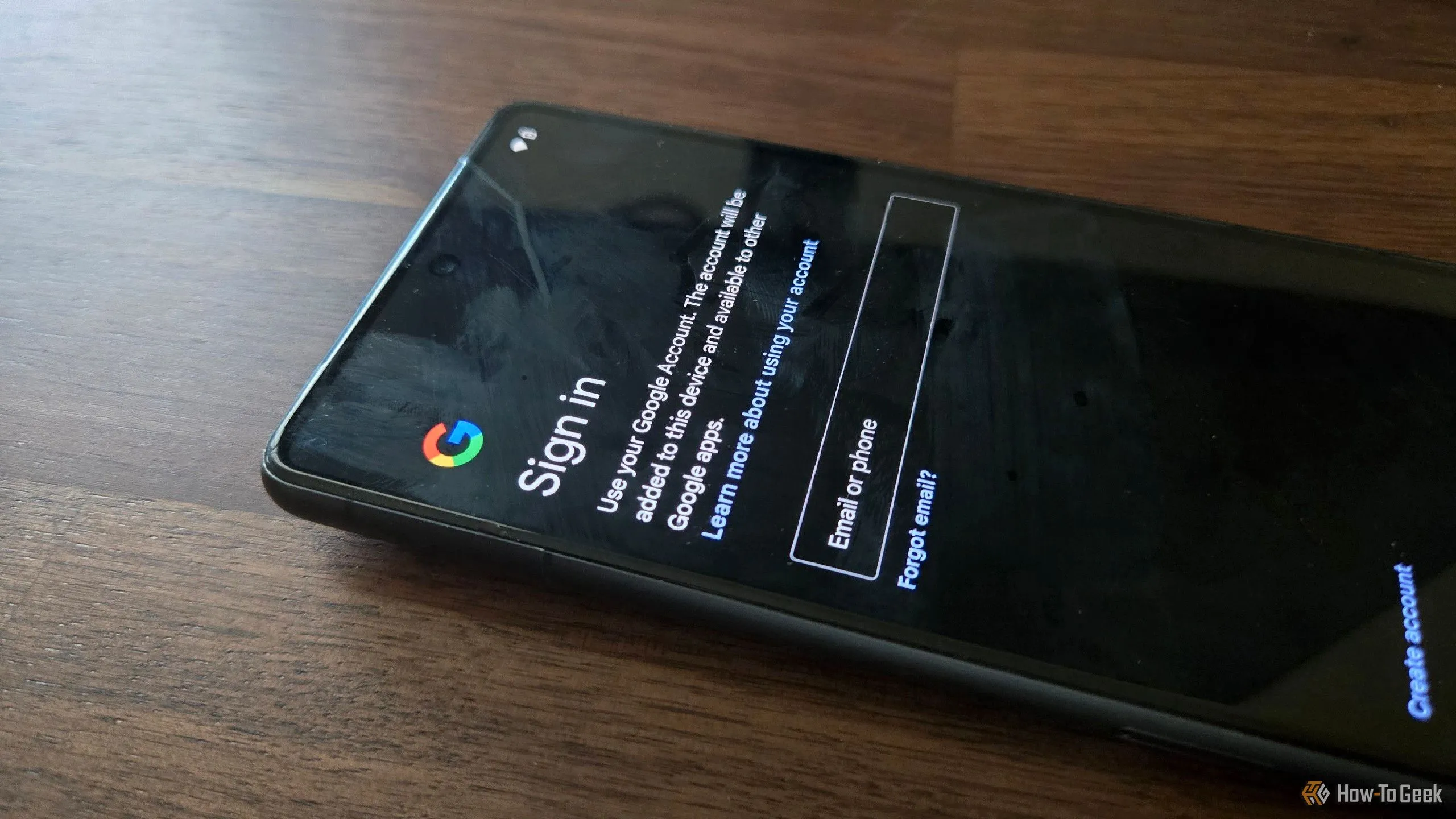 Lời nhắc đăng nhập vào tài khoản Google trên Pixel 7.