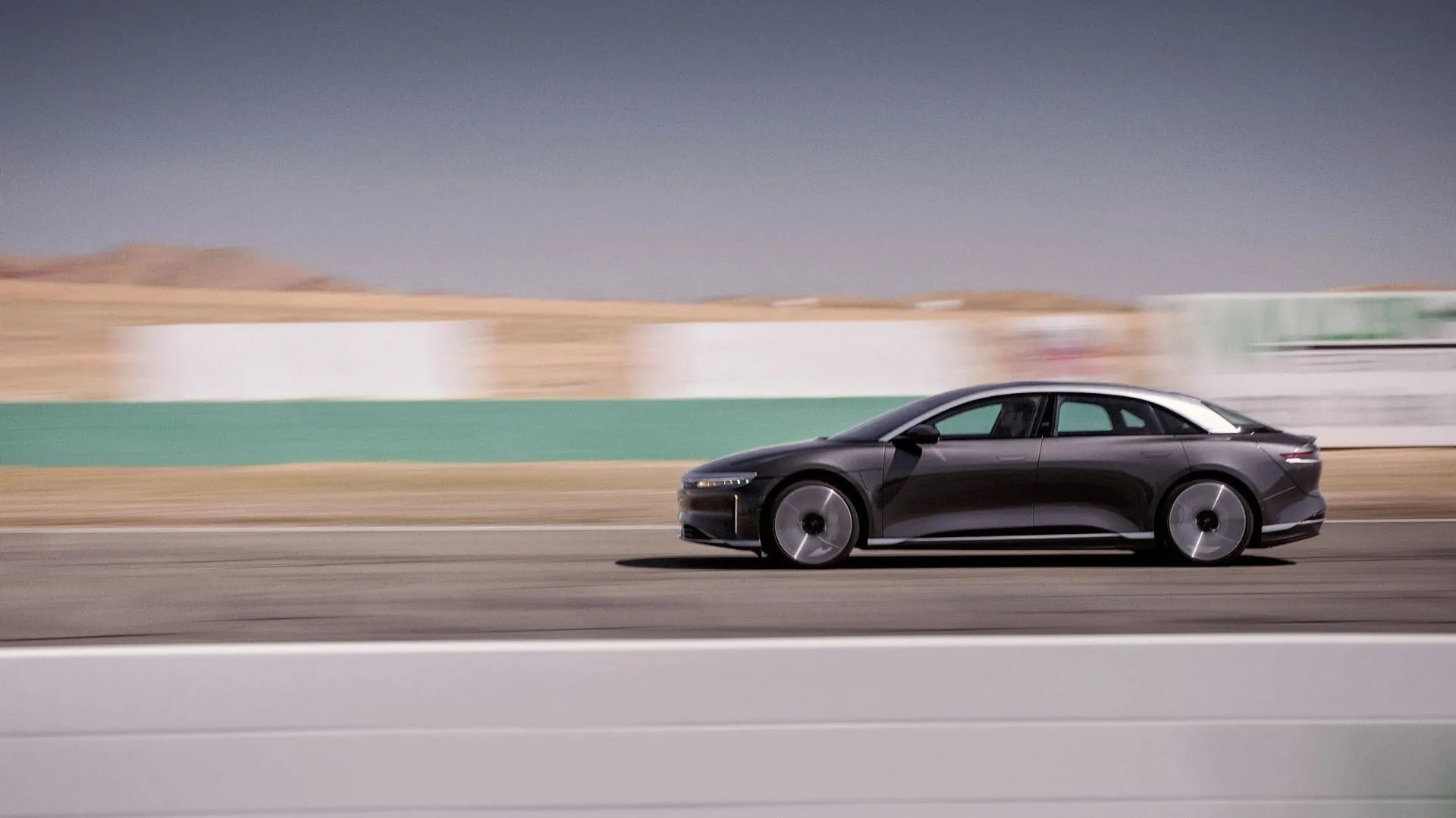 Lucid Air Grand Touring đang thử nghiệm trên đường đua, minh họa sức mạnh và hiệu suất tốc độ ấn tượng