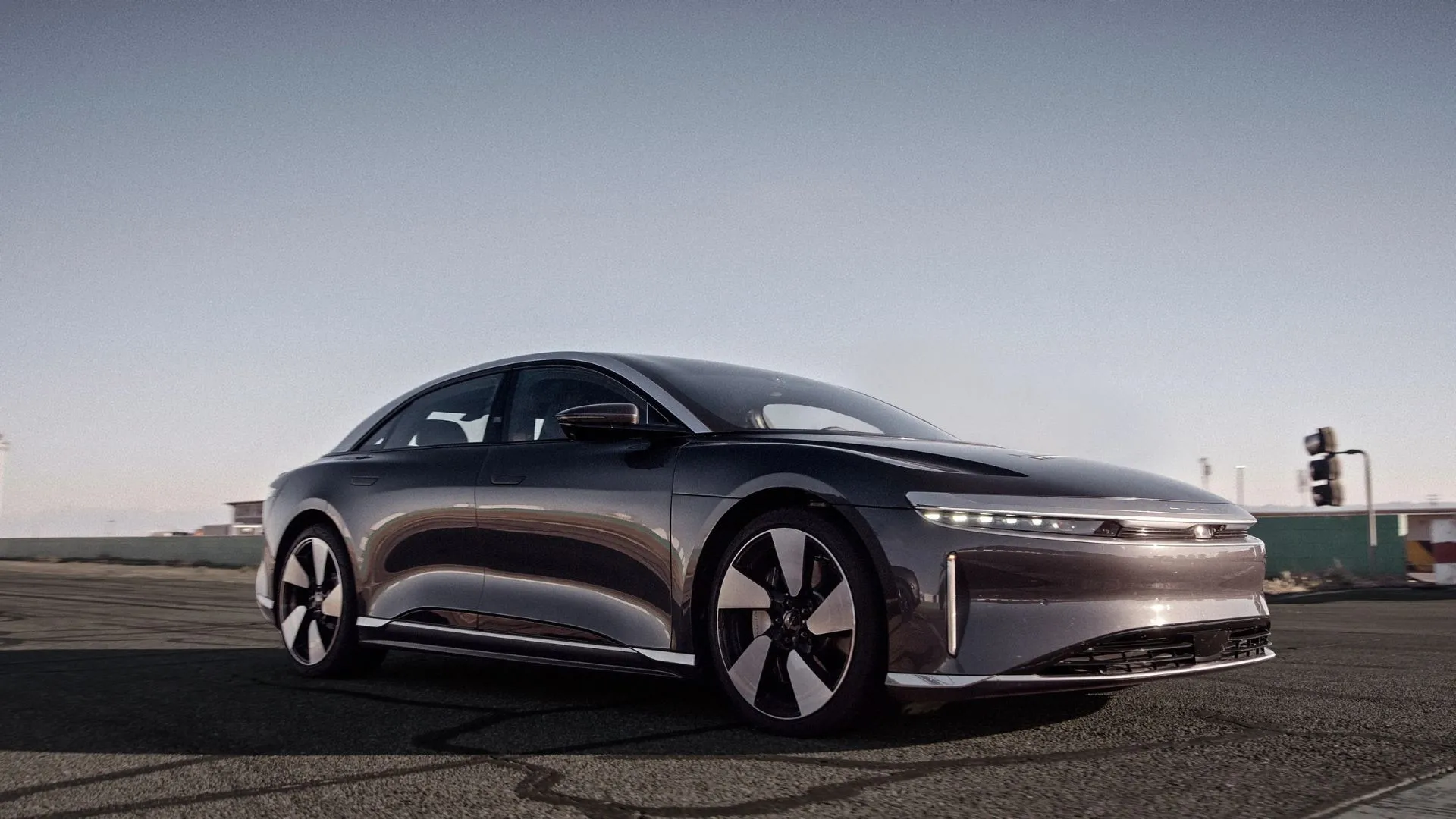 Lucid Air Grand Touring với thiết kế khí động học, biểu tượng cho phạm vi hoạt động kỷ lục của Lucid Motors.