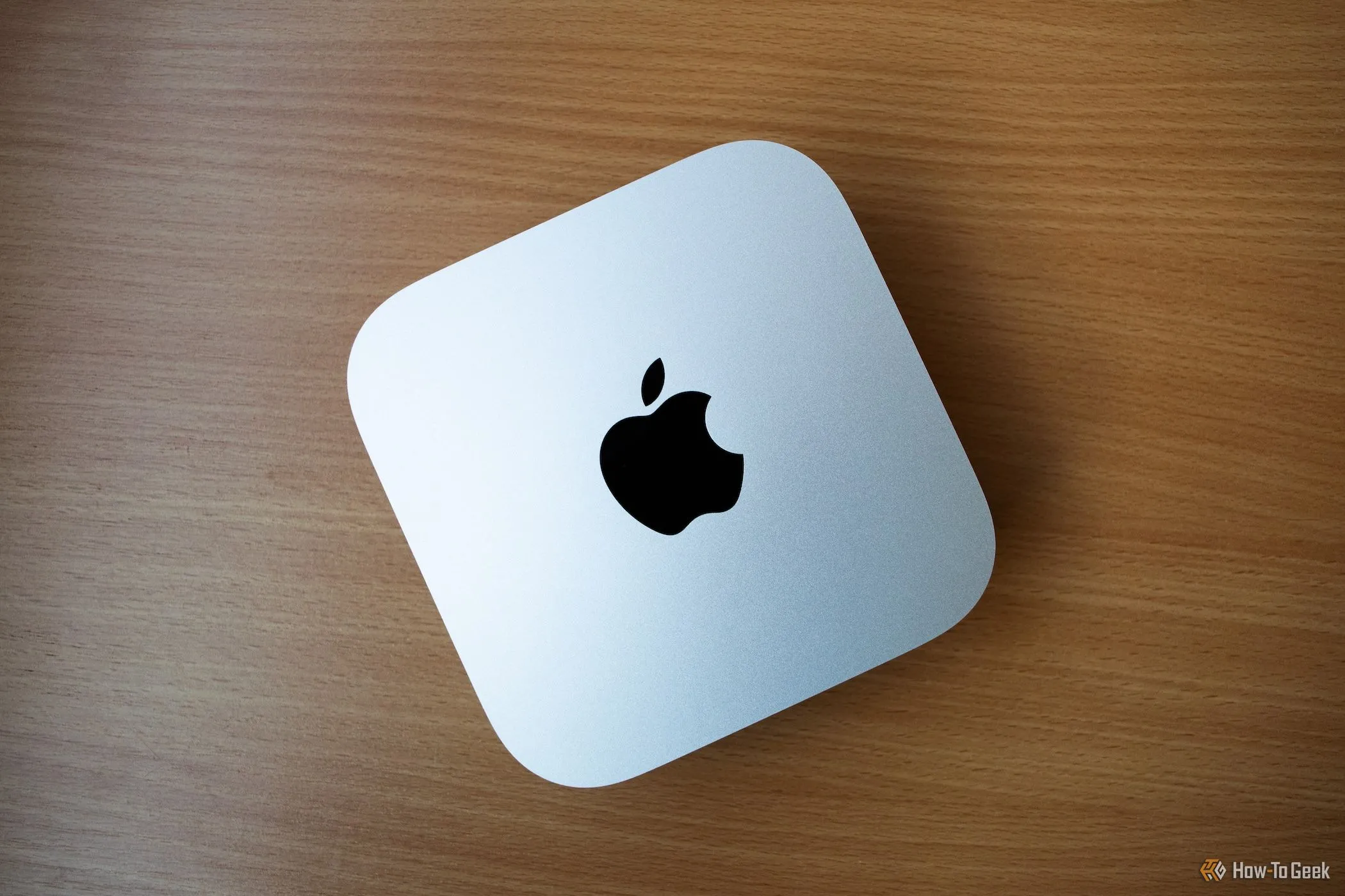 Mac Mini M4 đặt trên bàn gỗ, thể hiện thiết kế nhỏ gọn và tinh tế