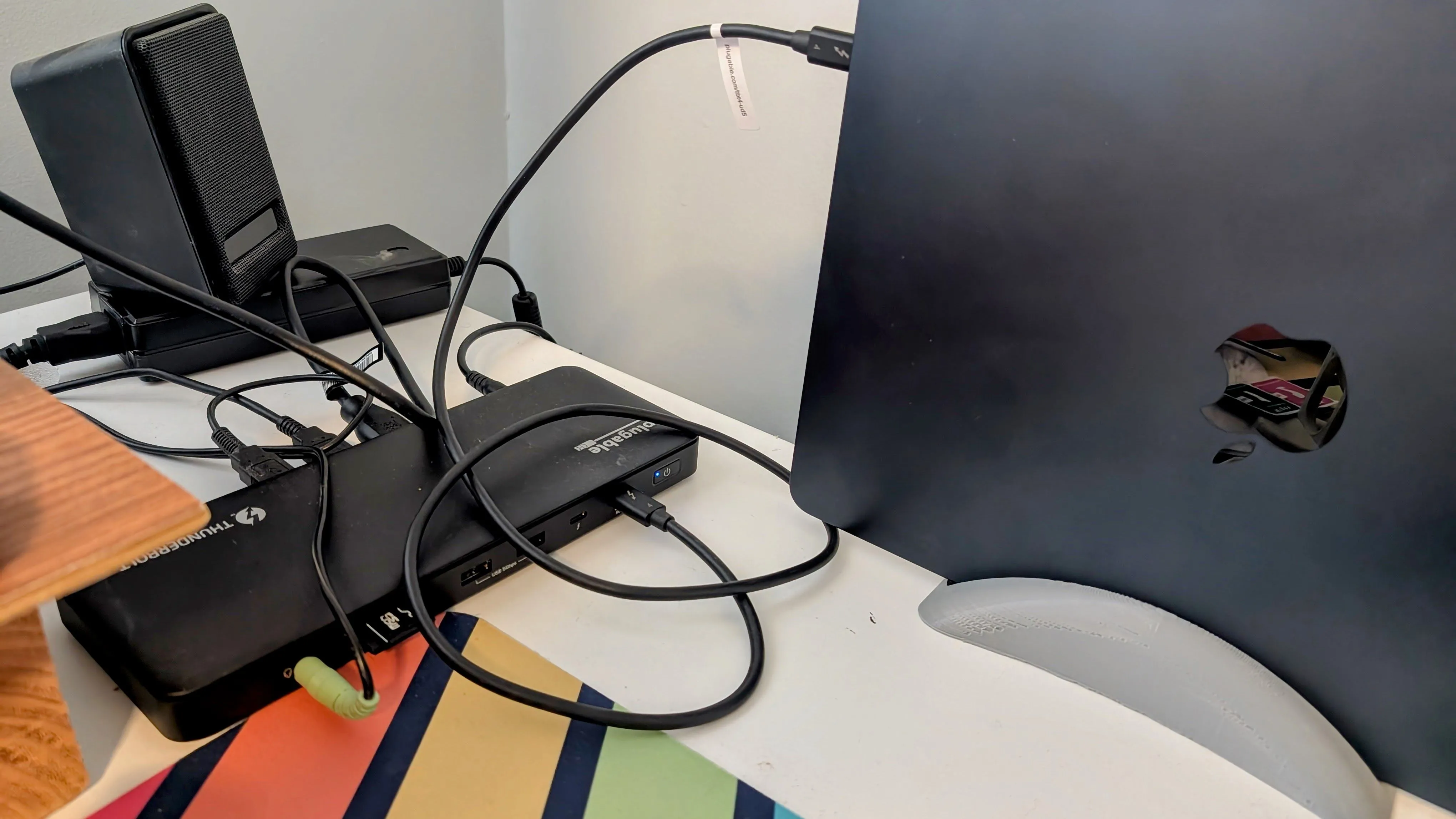 MacBook Air và Plugable Dock tạo nên một không gian làm việc gọn gàng và hiệu quả