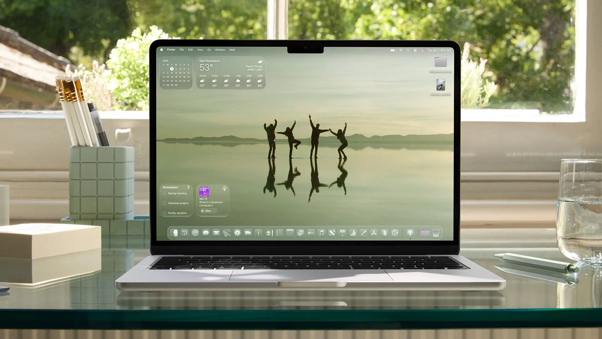 MacBook chạy macOS Tahoe 26, thể hiện sự tích hợp tính năng AirPods trong hệ sinh thái Apple.