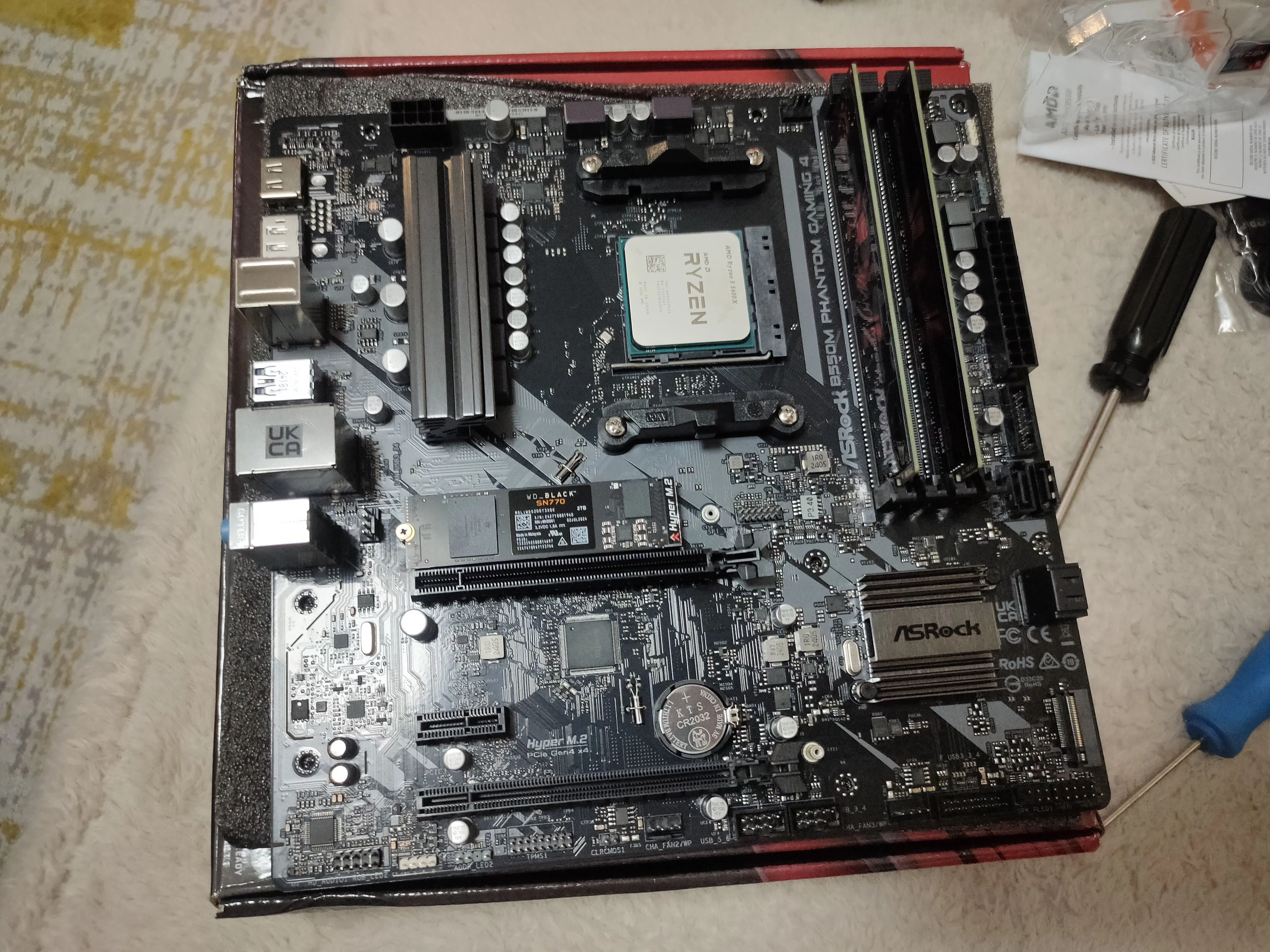 Mainboard được đặt trên hộp, đã lắp CPU và RAM để kiểm tra sơ bộ các linh kiện máy tính