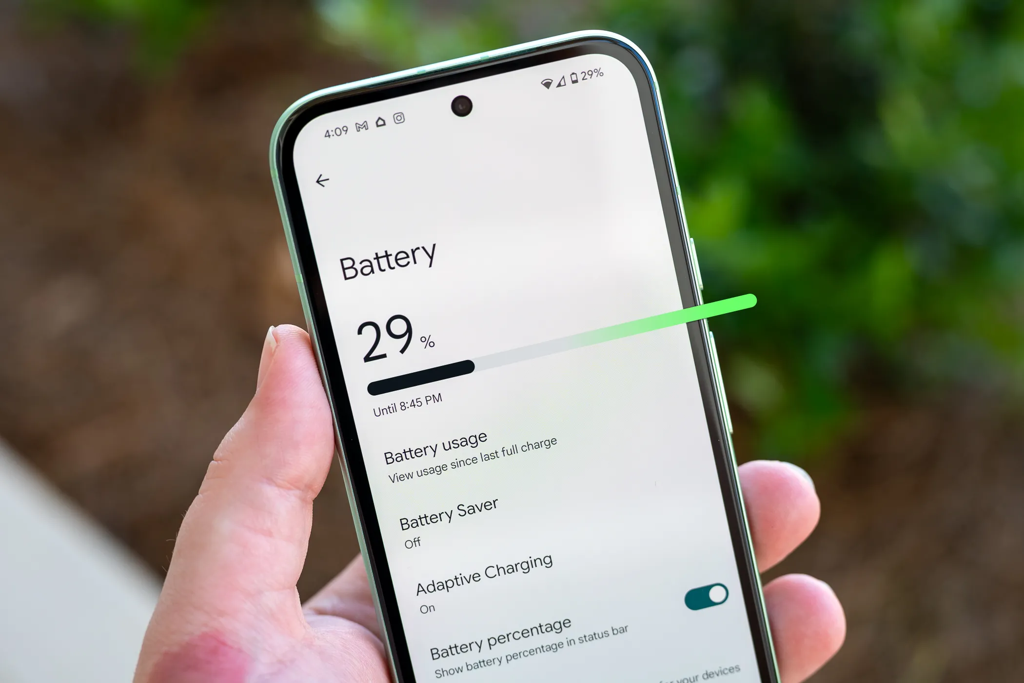 Màn hình cài đặt pin trên điện thoại Google Pixel 8a, biểu tượng cho sự phát triển công nghệ sạc nhanh của Google và tiêu chuẩn Qi 2.2